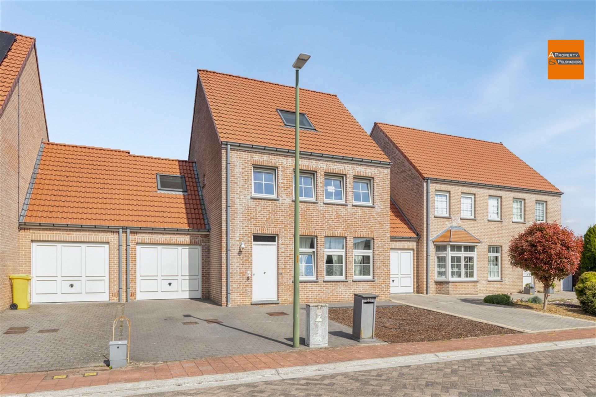 Ruime gezinswoning met 4 à 5 slaapkamers in rustige woonwijk foto 1