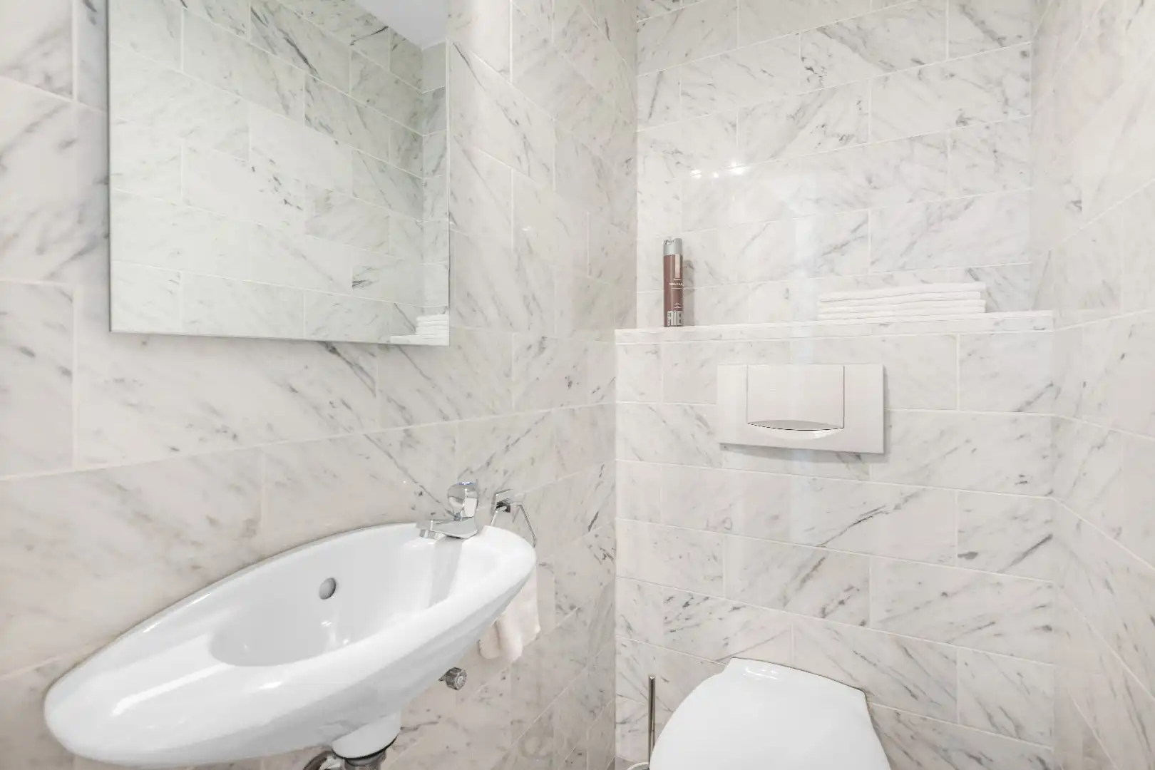 Aangenaam appartement met groot zonneterras gelegen in een rustige zijstraat van de Dumortierlaan. Parking mogelijk. foto 10