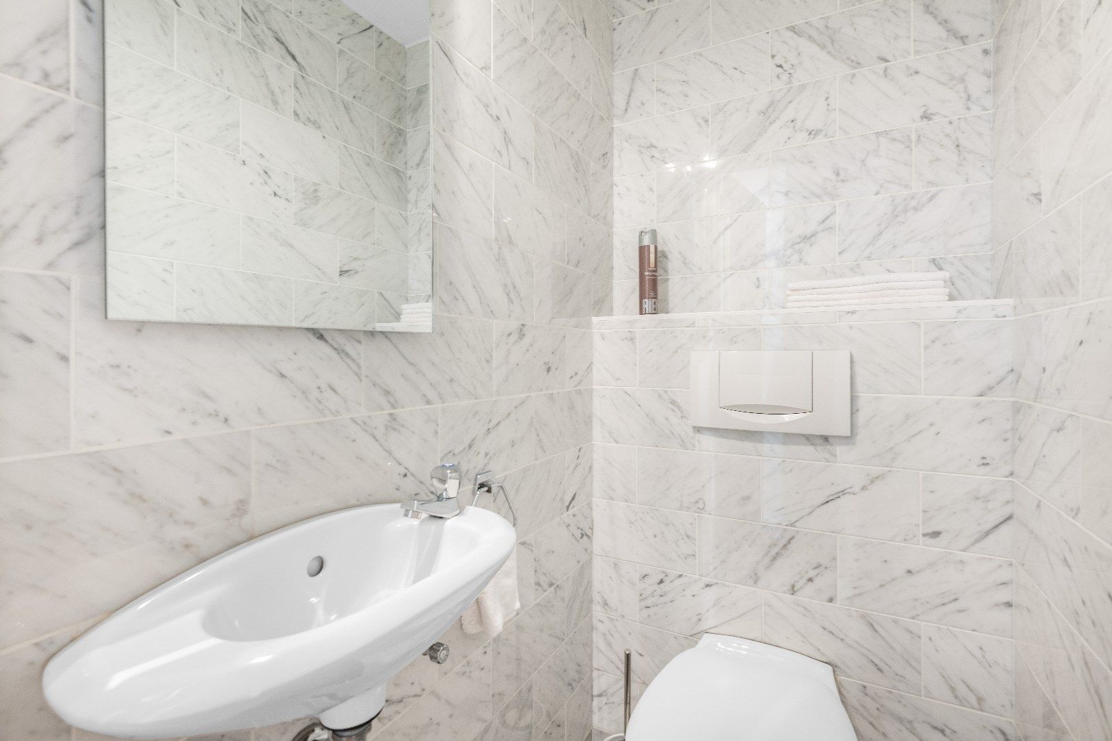 Aangenaam appartement met groot zonneterras gelegen in een rustige zijstraat van de Dumortierlaan. Parking mogelijk. foto 10