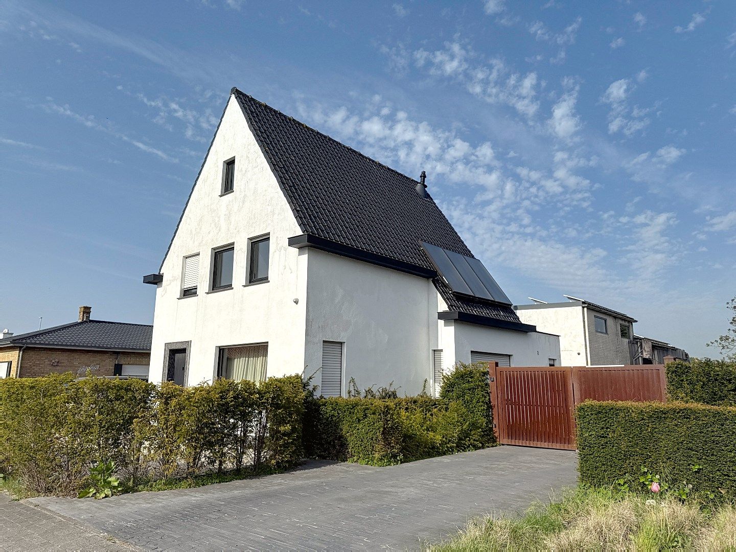 Hoofdfoto van de publicatie: RUIME WONING met LOODS en WERKPLAATS