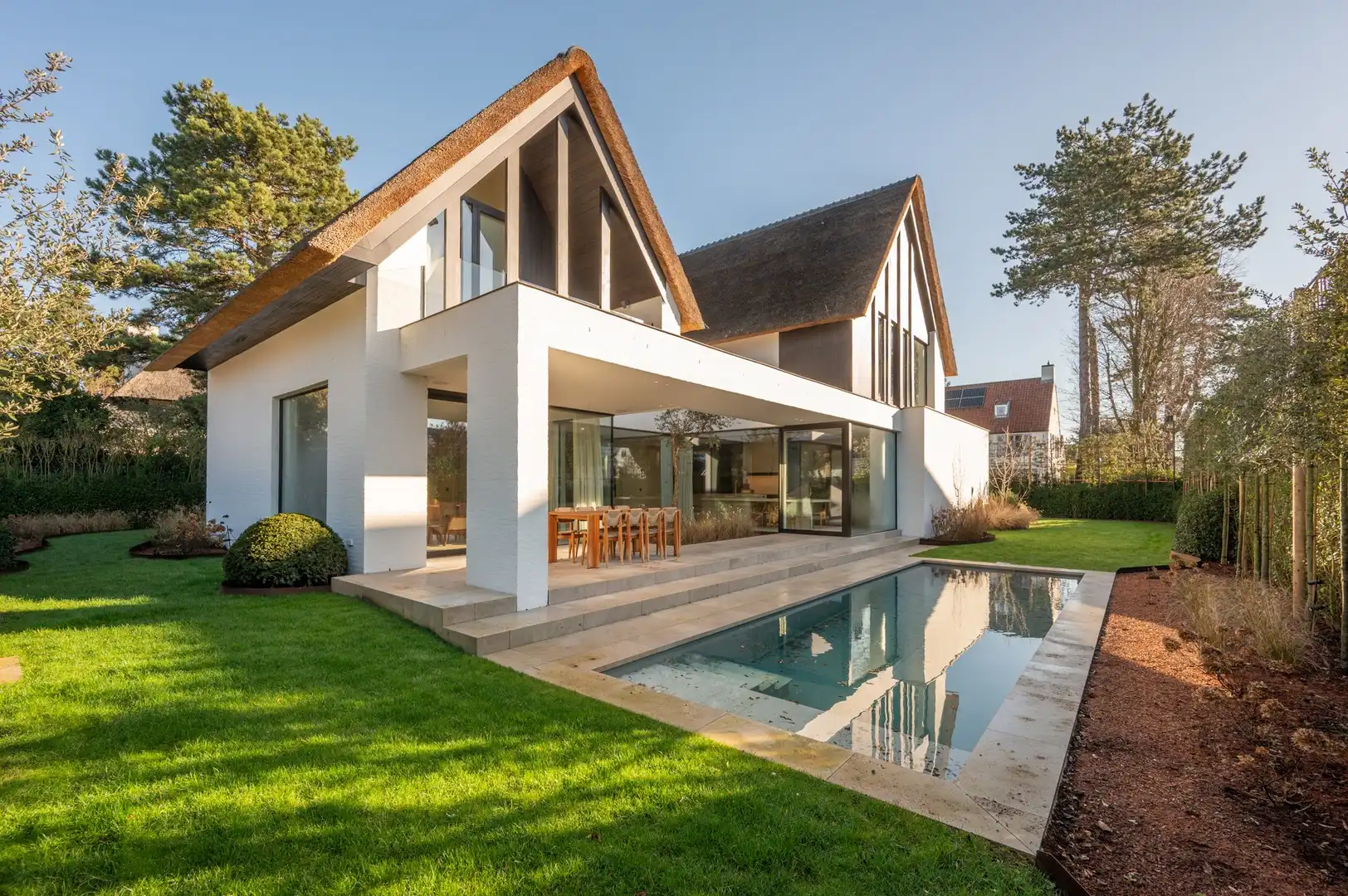 Prachtige nieuwbouwvilla nabij de Royal Zoute Golf. foto {{pictureIndex}}