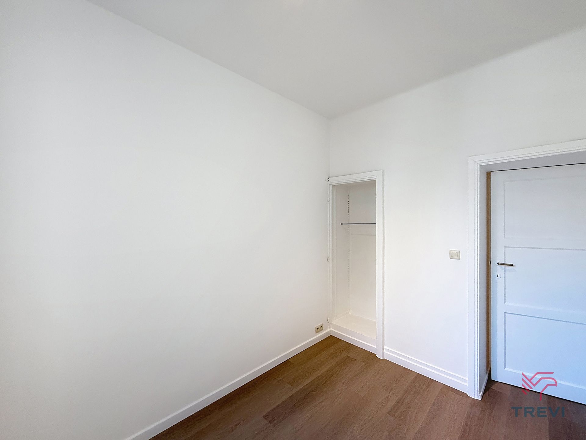 Volledig gerenoveerd appartement met 2 slaapkamers + studeerkamer! foto 14