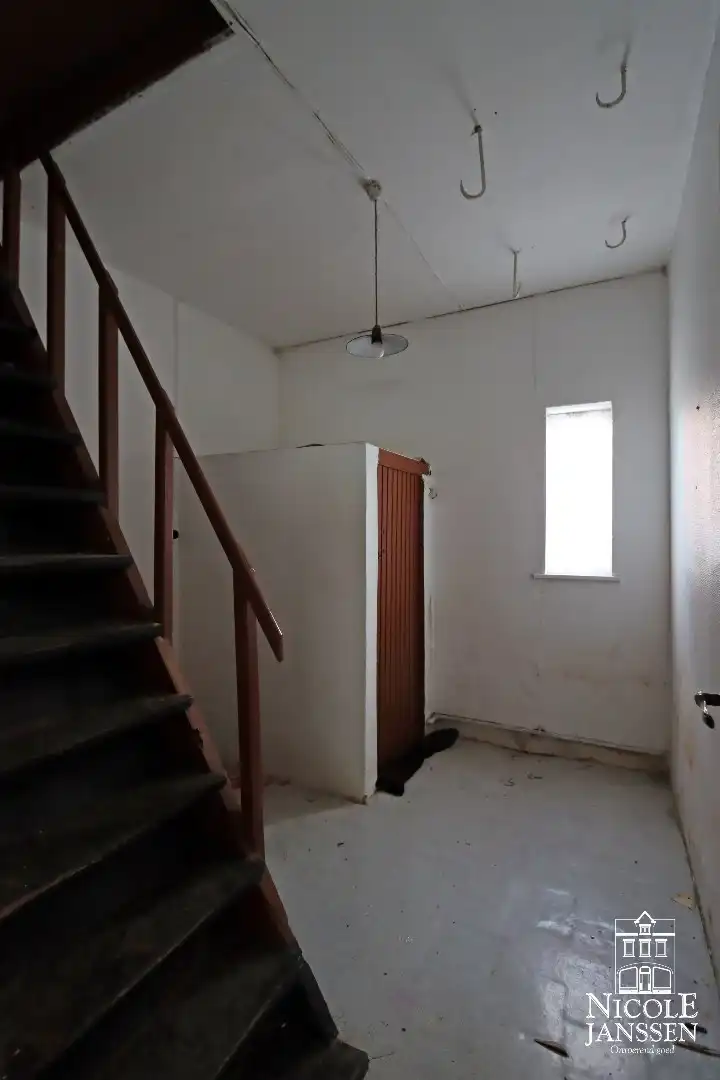 Te renoveren langgevelhoeve met garage en royale tuin op rustige locatie foto 5