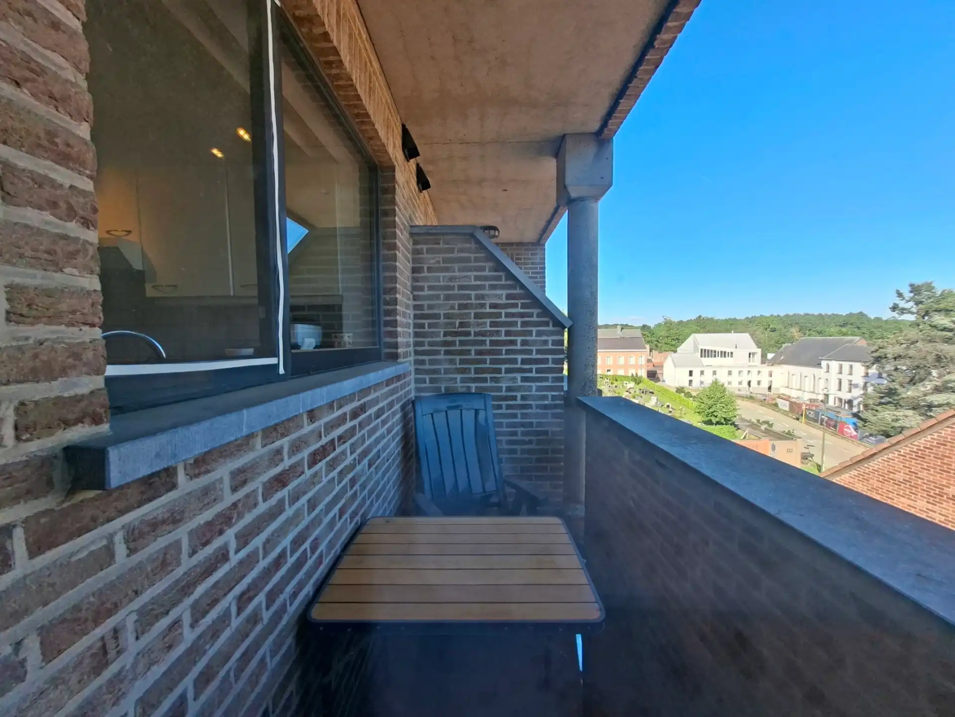 Instapklaar appartement met 2 slaapkamers, tuin & parking foto 10