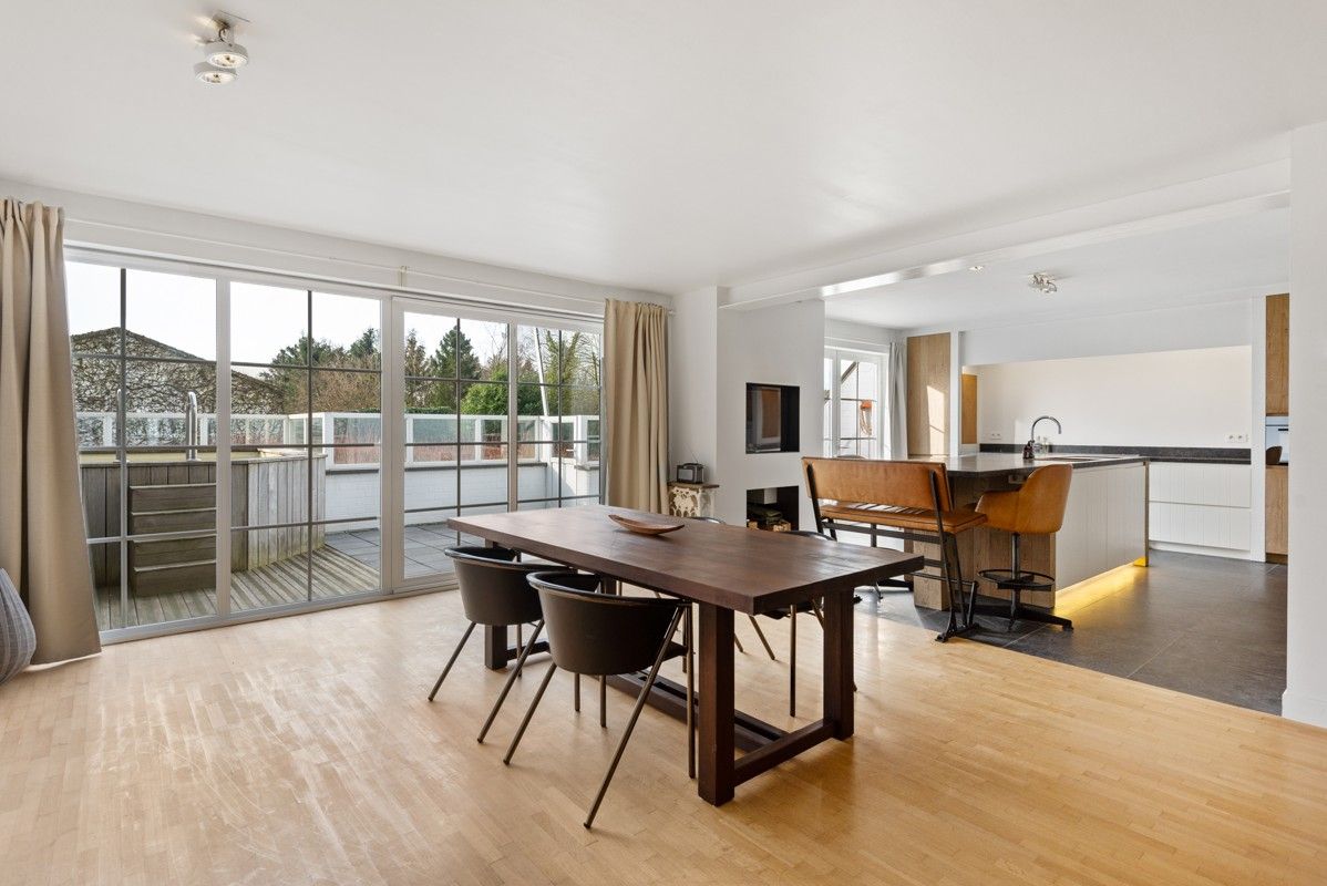 Ruim duplexappartement met mogelijk 4 slaapkamers en 2 badkamers, gezellig terras en ruime garage. foto 4