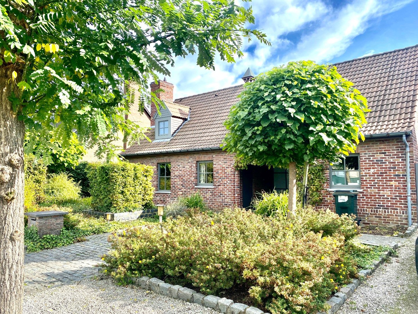 Alleenstaande woning in rustige verkaveling met veel voorzieningen en comfort. foto {{pictureIndex}}