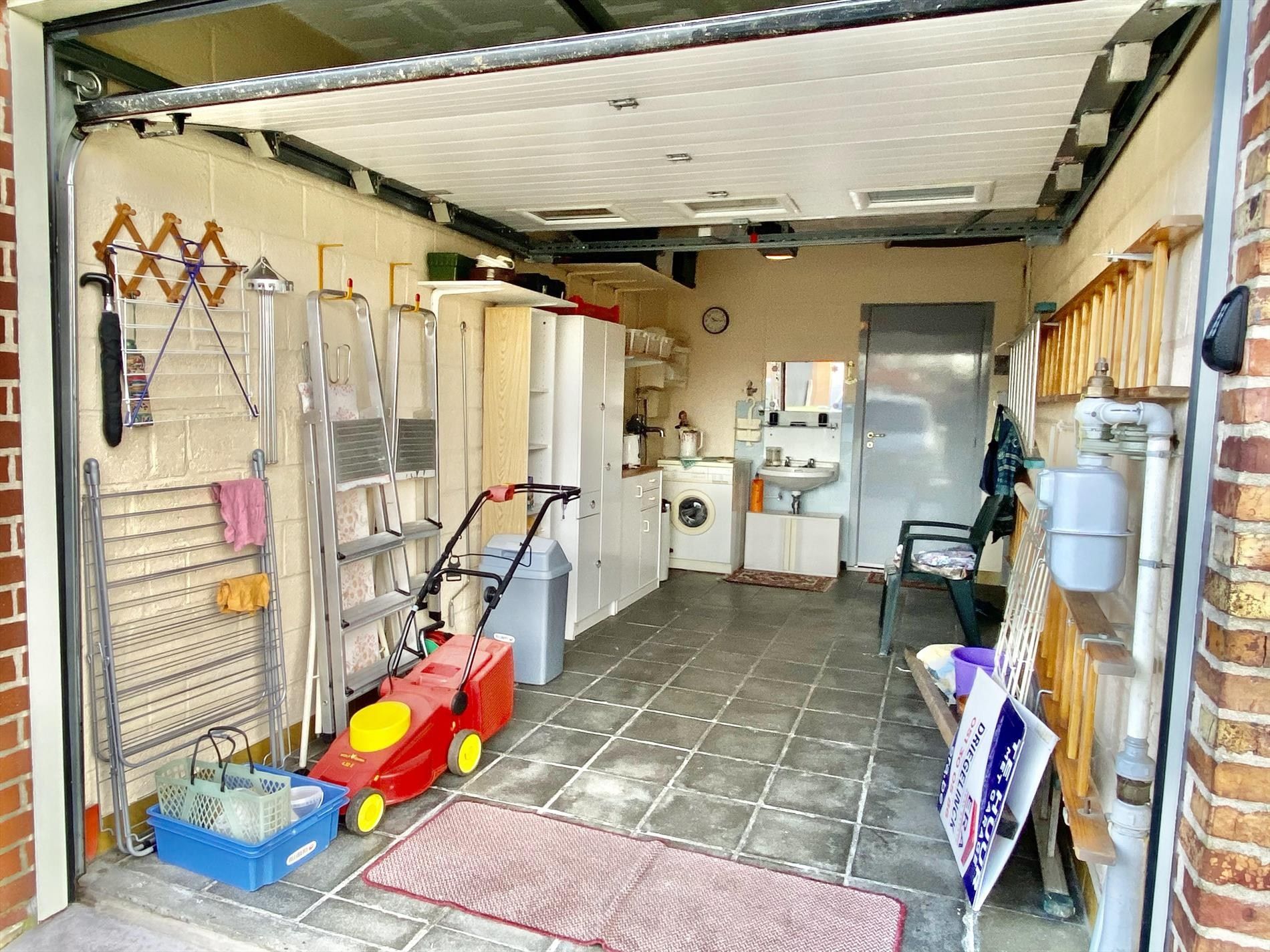 Halfopen woning in rustige buurt met 4 slaapkamers, tuin, garage. foto 18