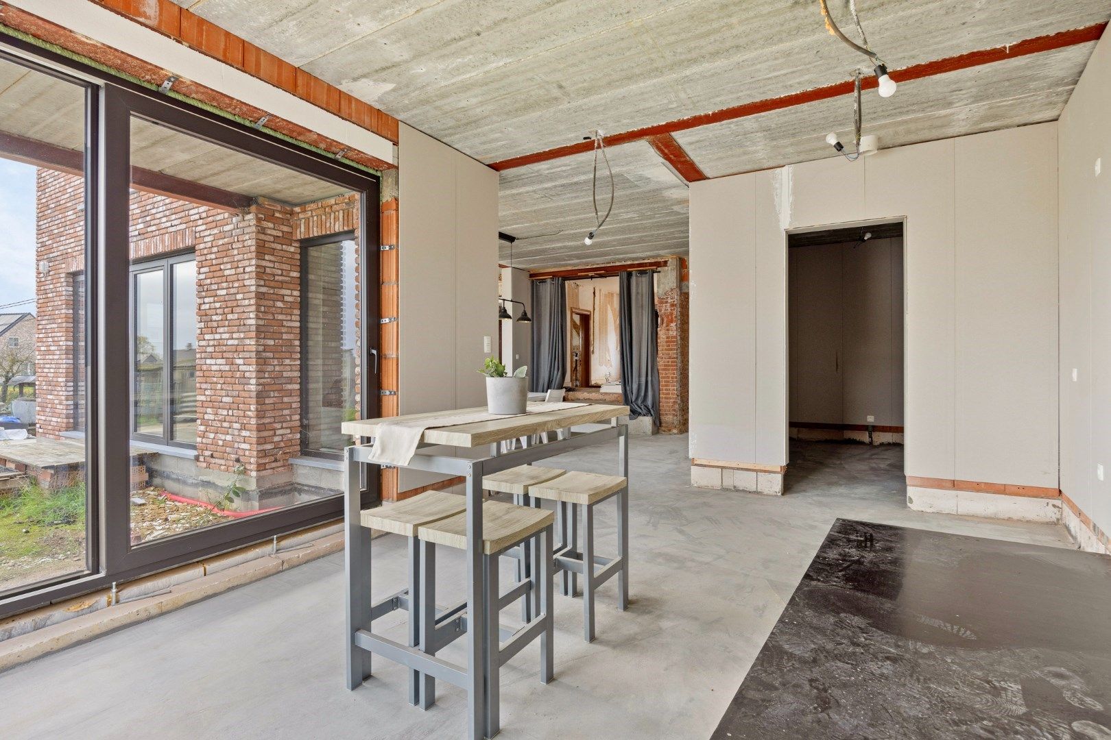 Prachtig vernieuwde woning verder af te werken foto 10