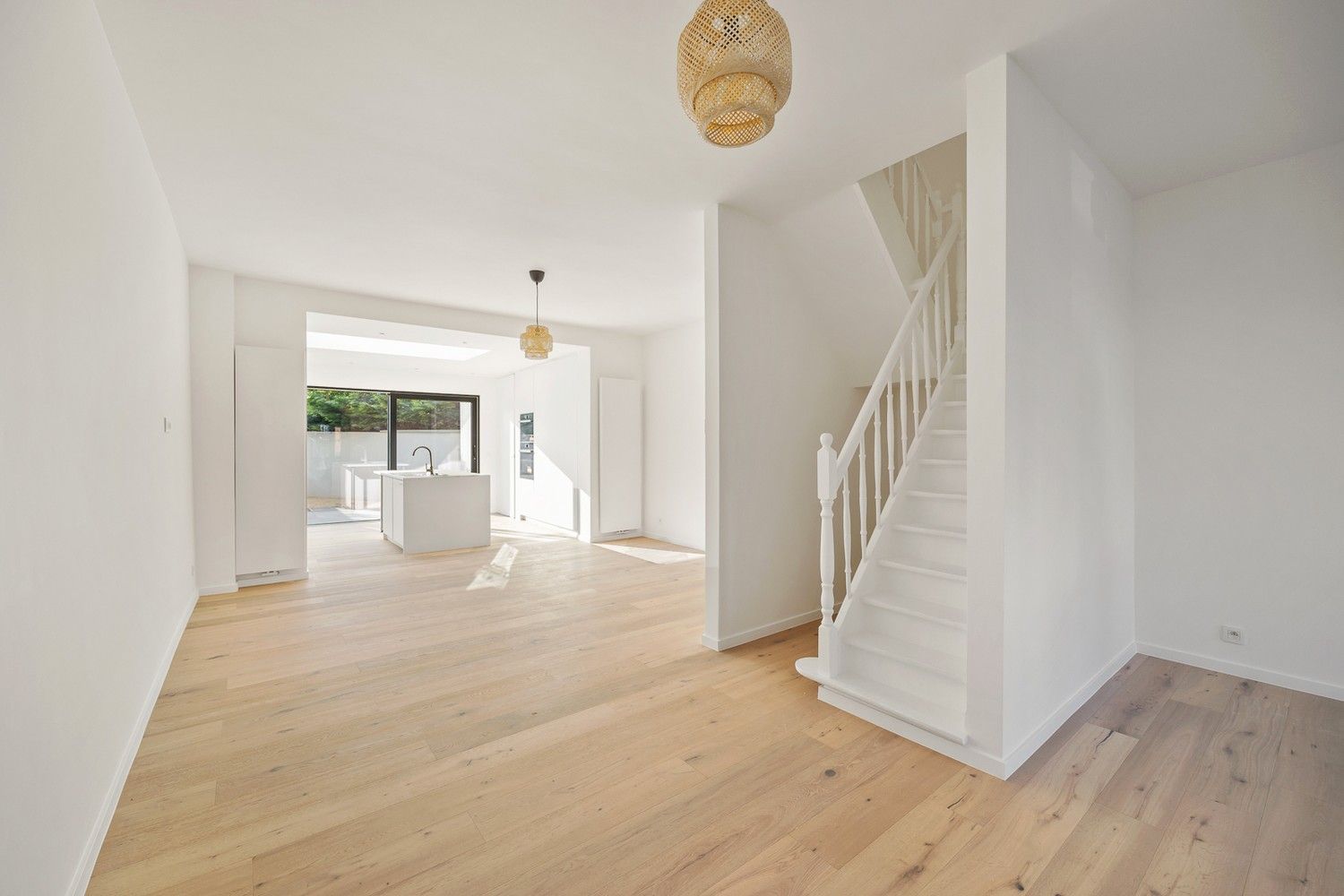 Kwalitatief in 2025 gerenoveerde eengezinswoning (±160m²) met 4 slaapkamers en een prachtige stadstuin - Zeer lage EPC-score! foto 2