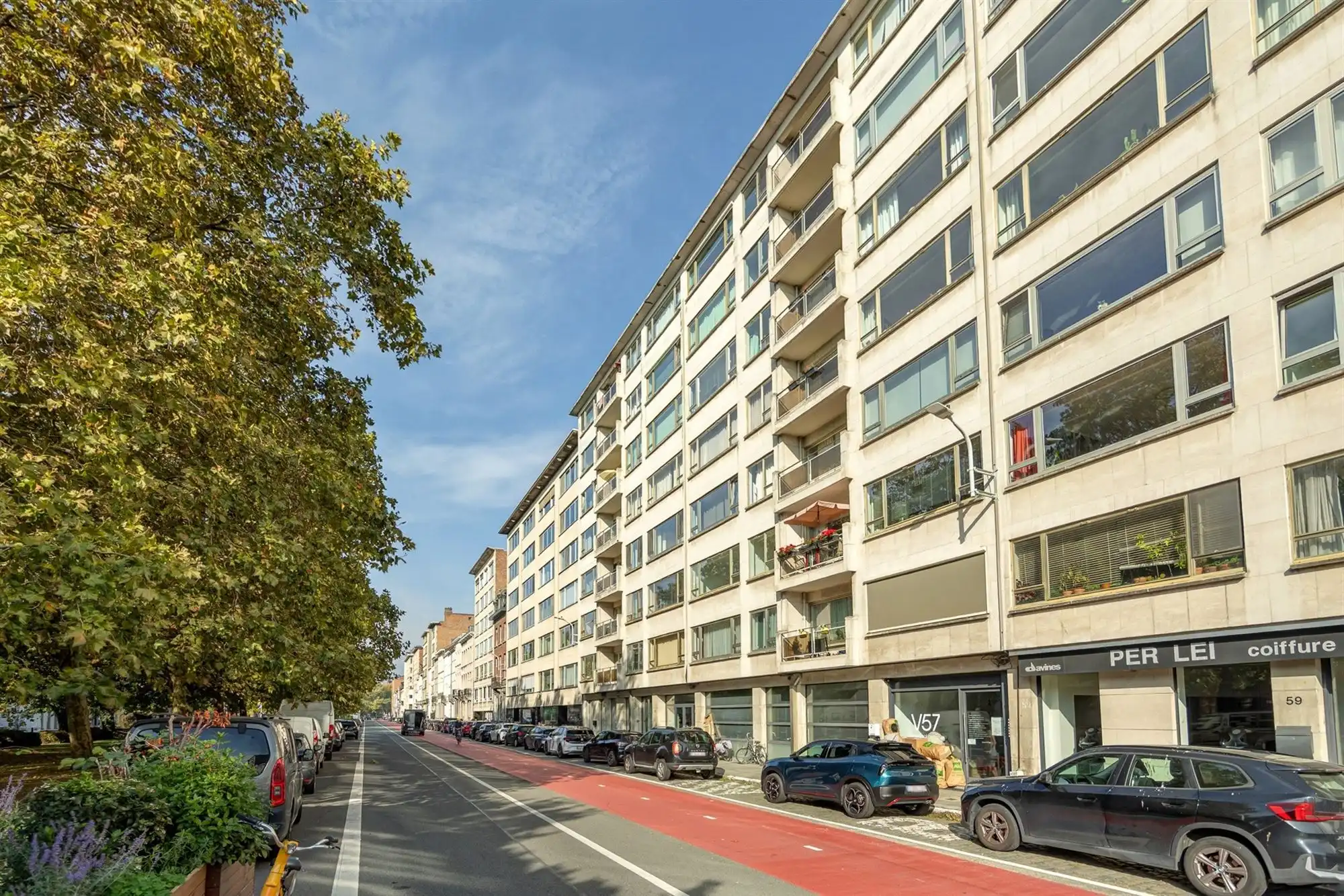 Gerenoveerd appartement met drie slaapkamers en terras foto 24