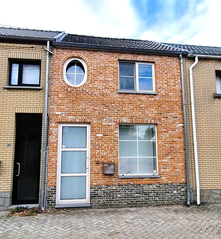 Instapklare, gerenoveerde woning met 2 slaapkamers, ruime garage en achterliggend groot terras foto {{pictureIndex}}