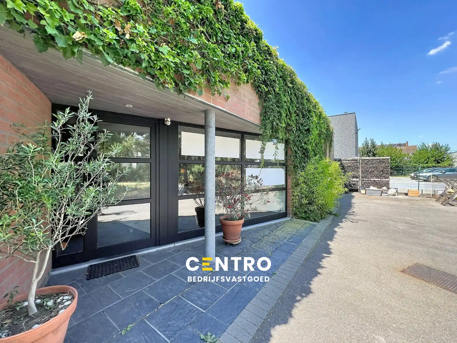 Kantoor met magazijn:  perfecte combinatie van ruimte en functionaliteit met een weelderige tuin (Oostnieuwkerke-Staden)! foto {{pictureIndex}}