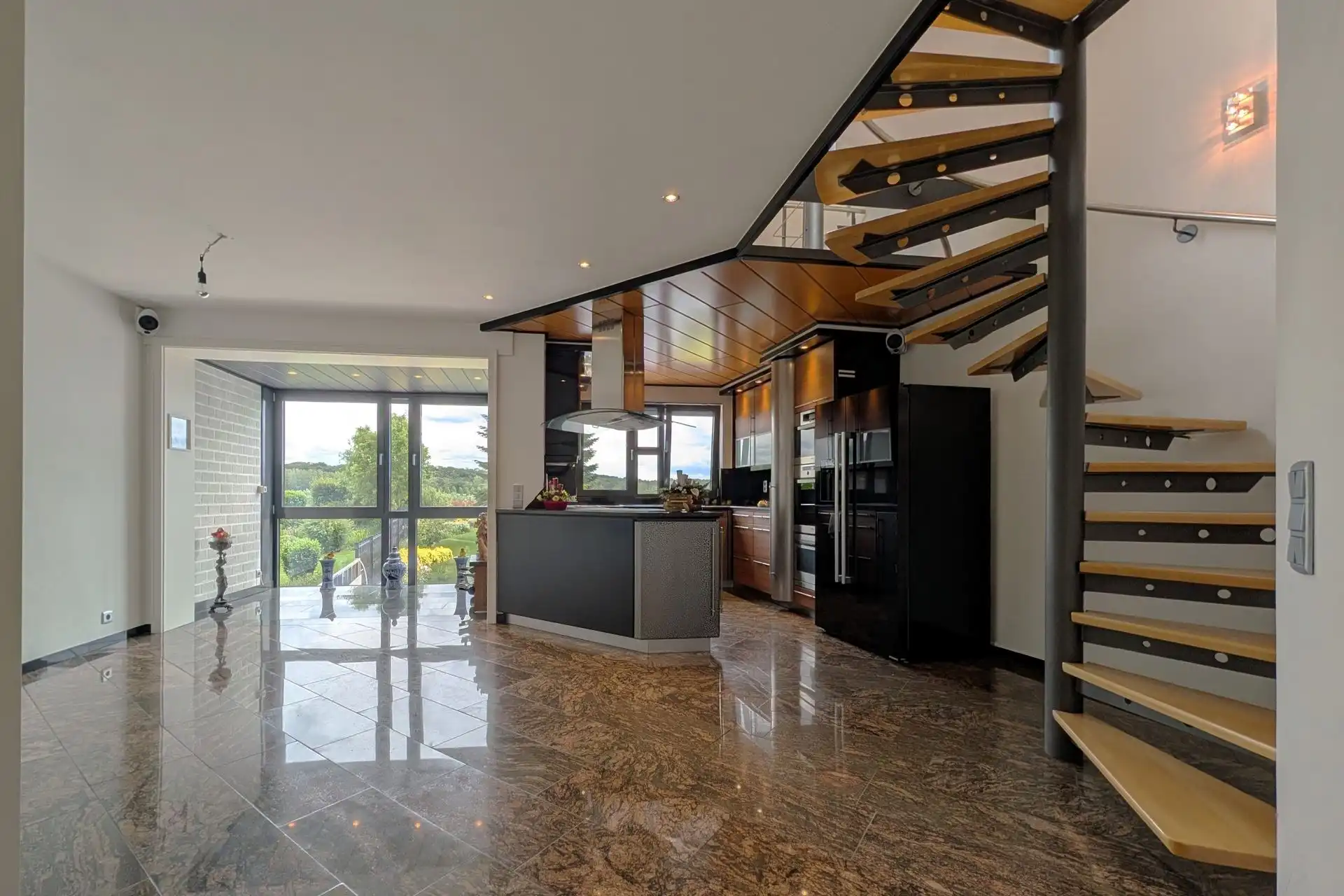 Grotestraat 332/2 – genieten van comfort, sauna, ruime inpandige garage, prachtig aangelegde tuin en een uniek uitzicht over de Maas! foto 4