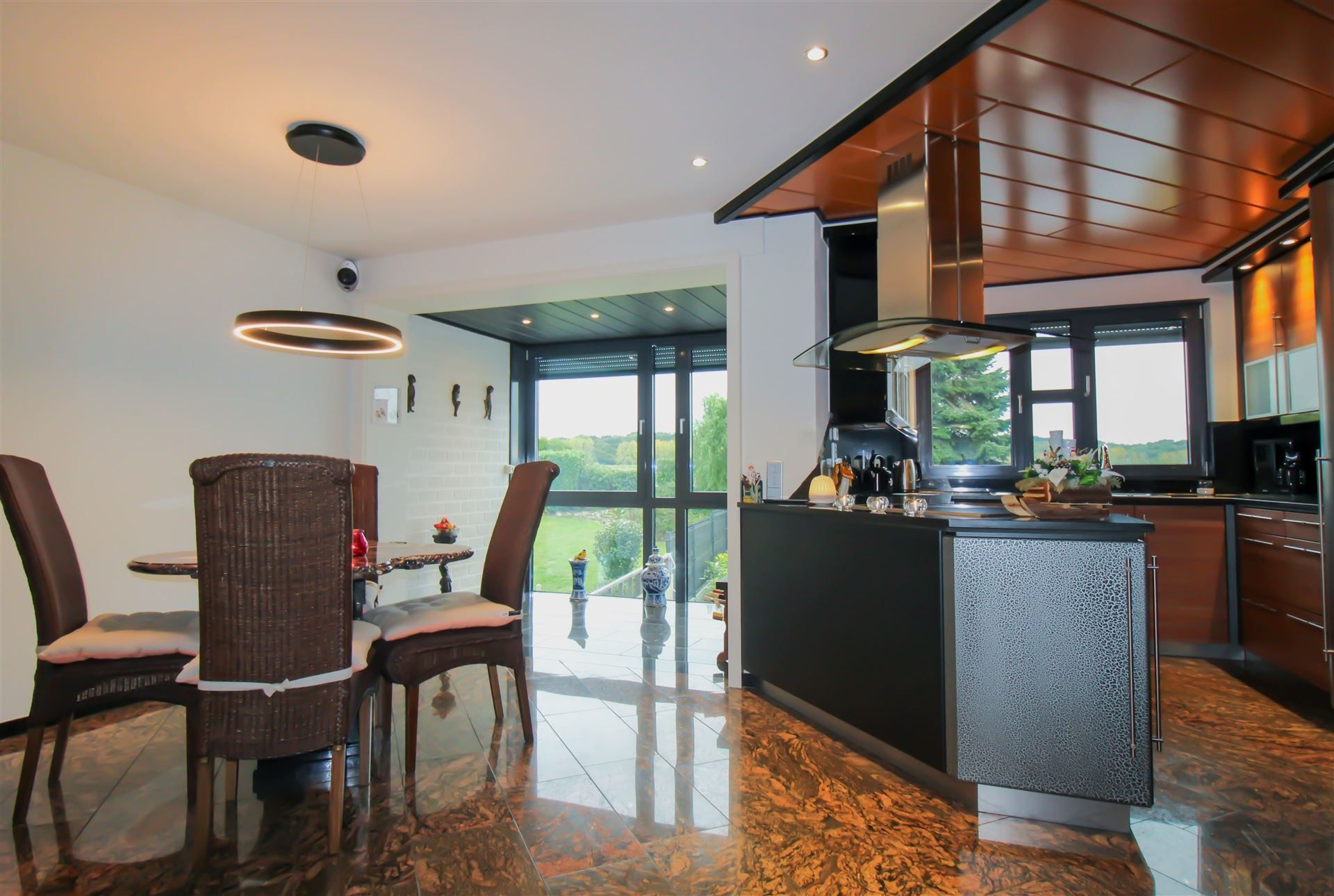 Grotestraat 332/2 – genieten van comfort, sauna, ruime inpandige garage, prachtig aangelegde tuin en een uniek uitzicht over de Maas! foto 4