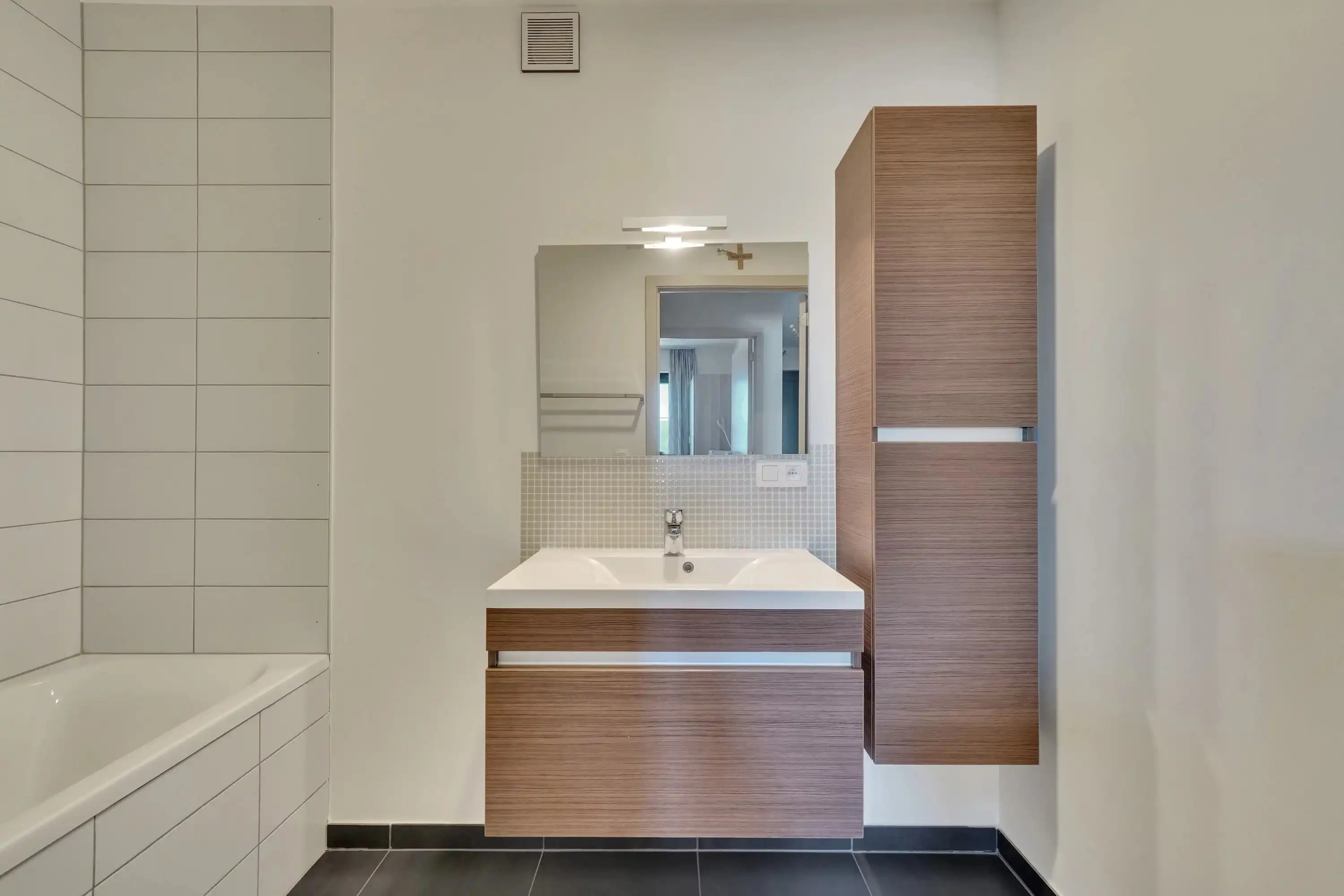 Instapklaar appartement met terras aan centrum Bilzen foto 17