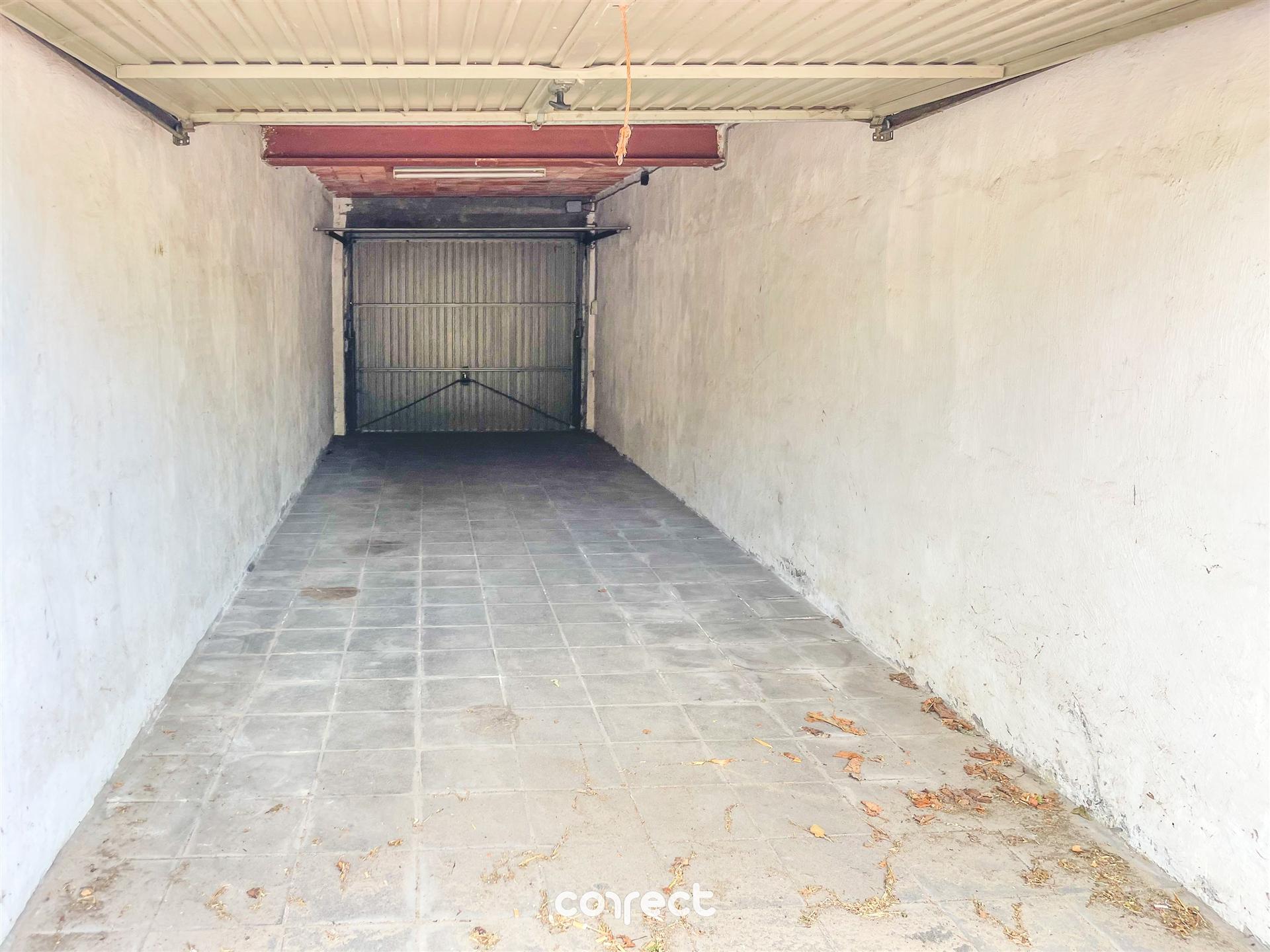 Werkplaats, of opslagplaats met garage voor twee wagens, terras. foto 5