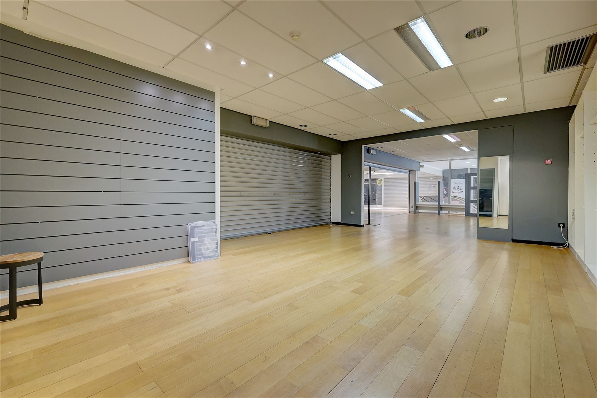 Ruim handelspand op een commerciële locatie op de Bist in Wilrijk foto 5