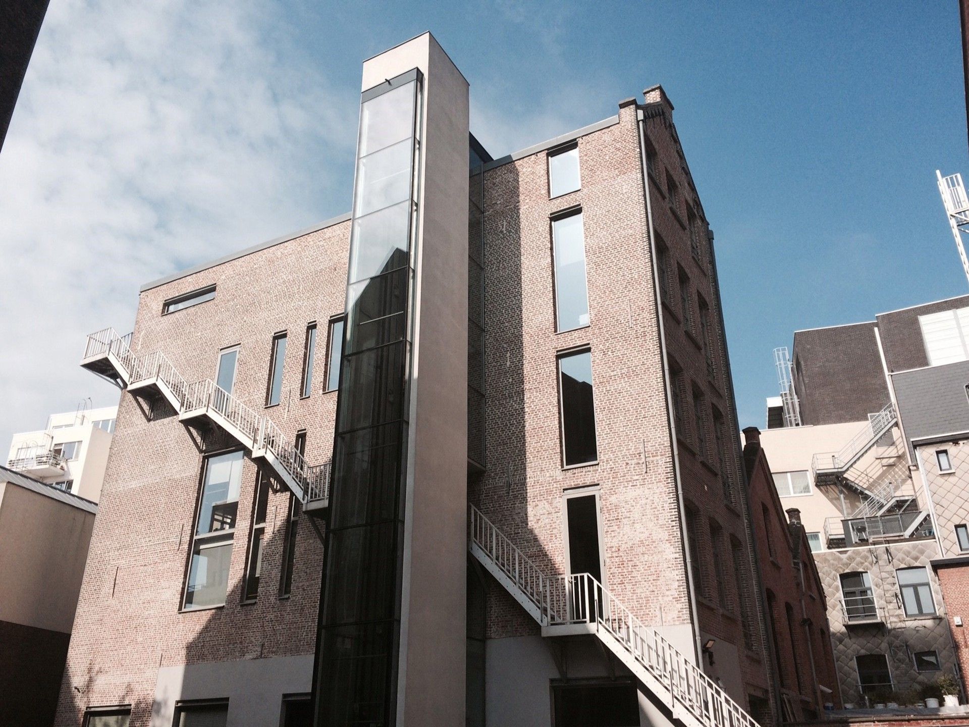 Instapklaar kantoor in loftstijl te huur te Antwerpen! foto {{pictureIndex}}