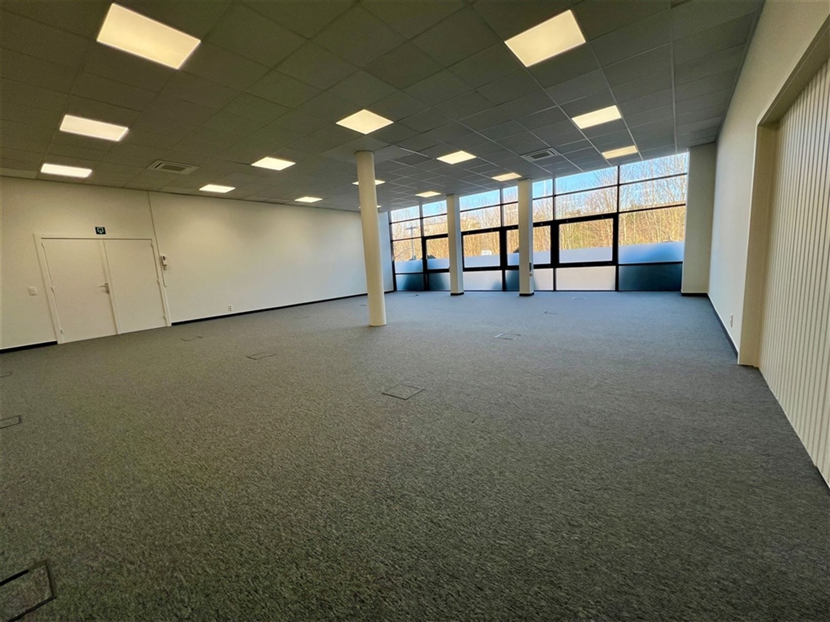 Vlot bereikbare kantoren aan op-en afrit van de E40 foto 15