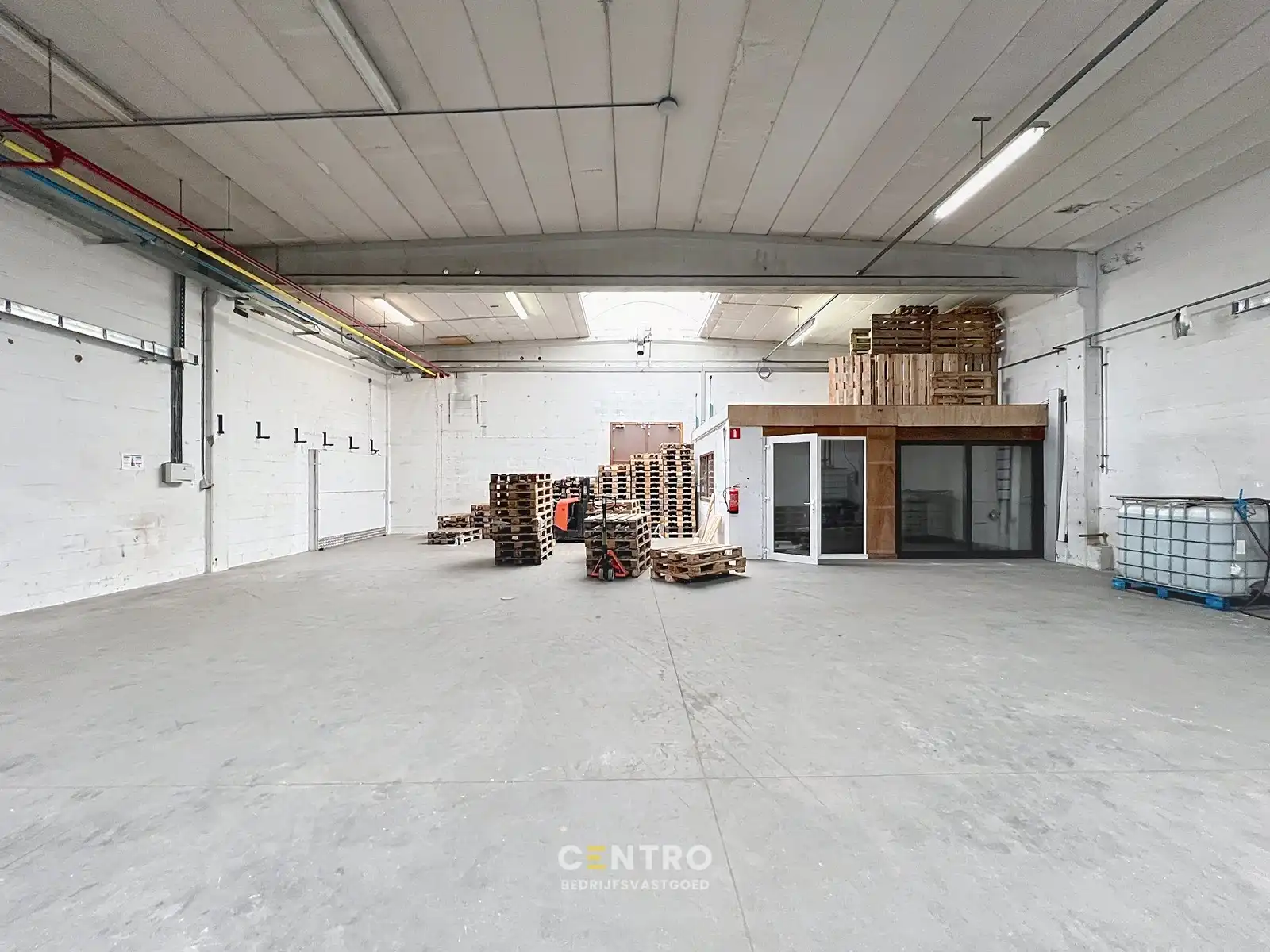 Logistieke LOODS/MAGAZIJN van ± 520m2 met 5 poorten waarvan 3 loskades TE ROESELARE ! foto 8