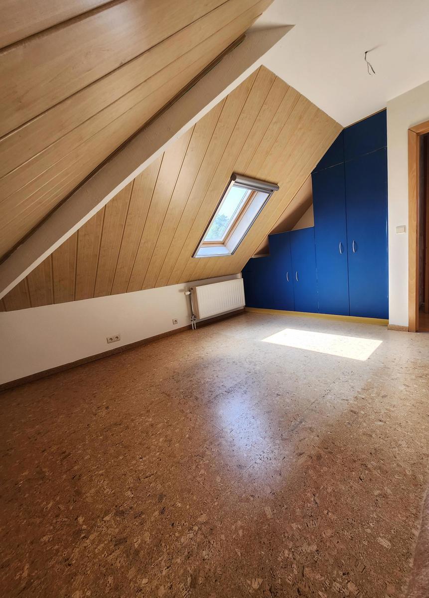 Ruime op te frissen villa met zicht op de weides met tof bijgebouw foto 25