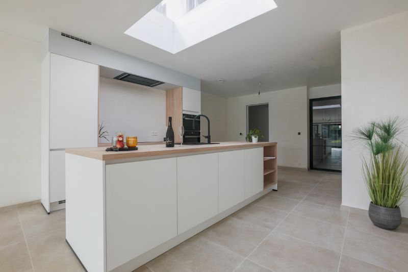 Volledig vernieuwde  woning op een boogscheut van "de Gavers" met 3 slaapkamers, ingerichte keuken, tuin met uitweg (garagemogelijkheid). Energielabel A foto 4