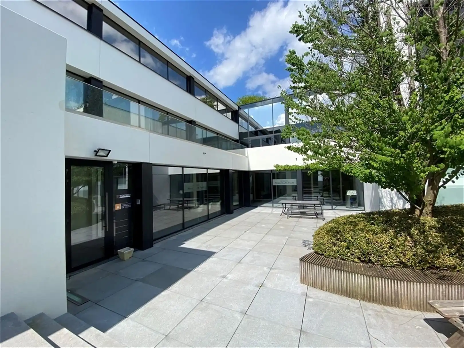 Ingericht kantoor met een overvloed aan natuurlijk lichtinval vlakbij de E40 foto 13