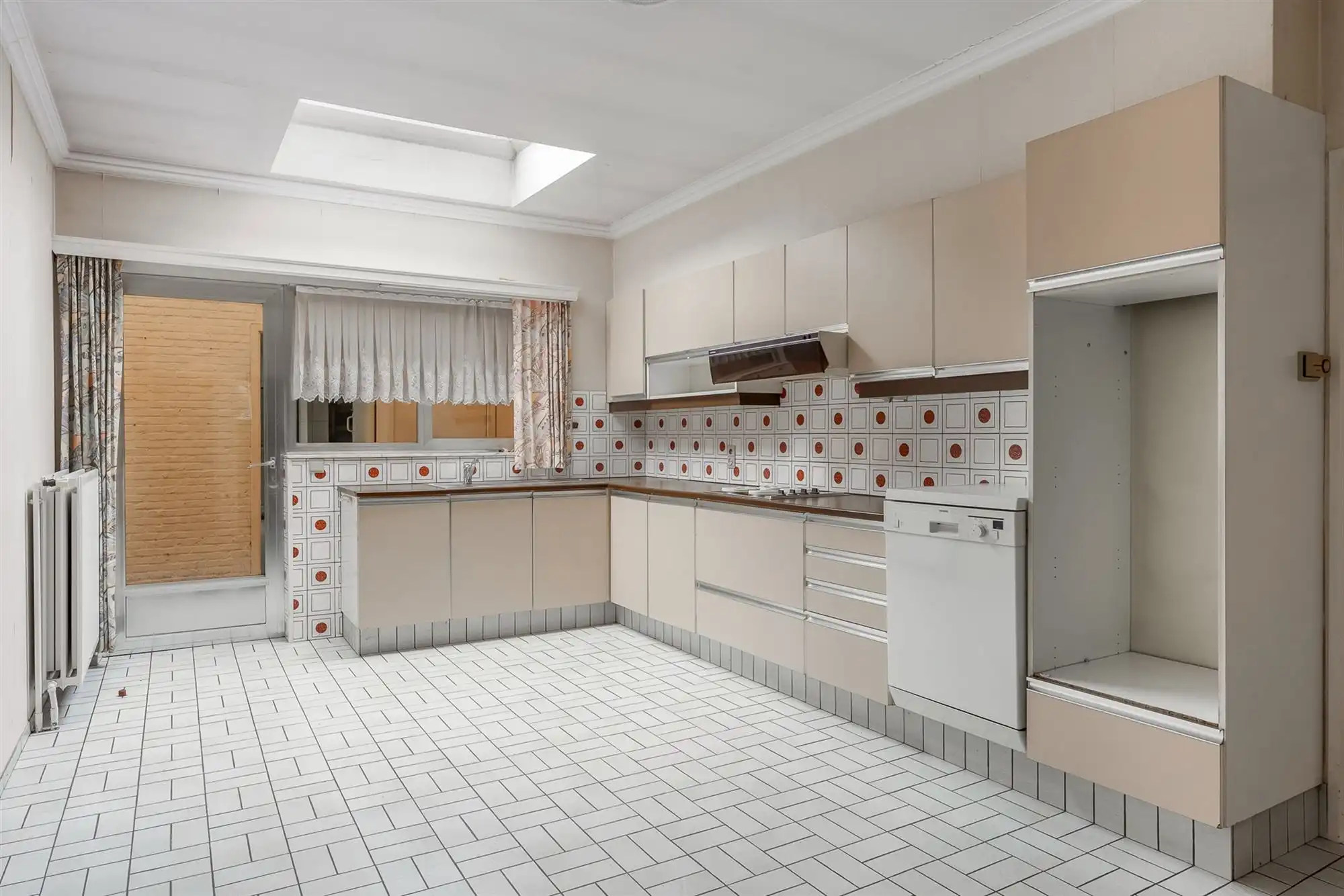 CENTRAAL GELEGEN, RUIM HANDELSPAND MET WOONST (415M²) TE BALEN foto 6