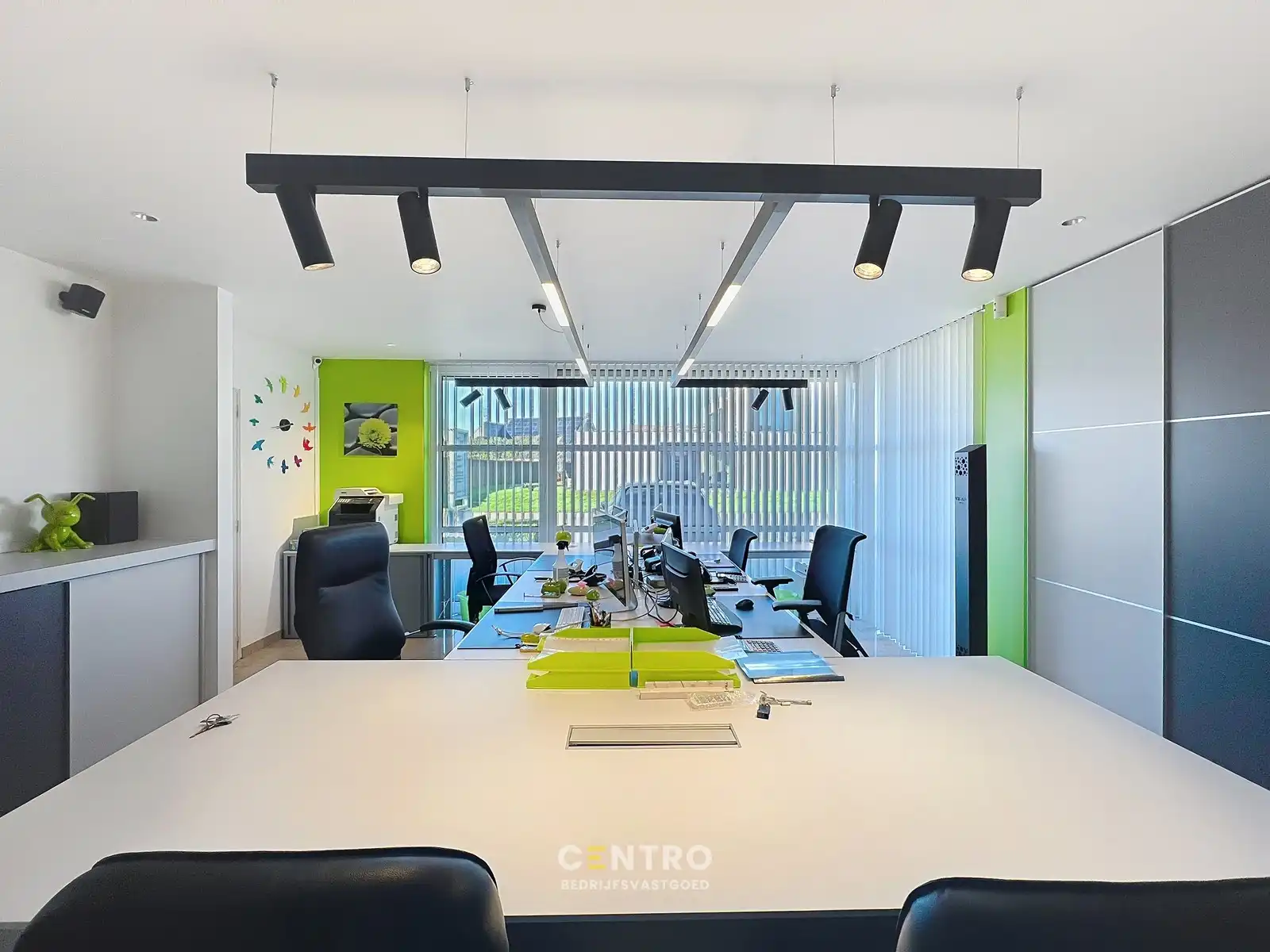Instapklare, gemeubileerde KANTOORRUIMTE TE HUUR met 5 private parkeerplaatsen voor de deur. Op strategische ligging te Roeselare! foto 9