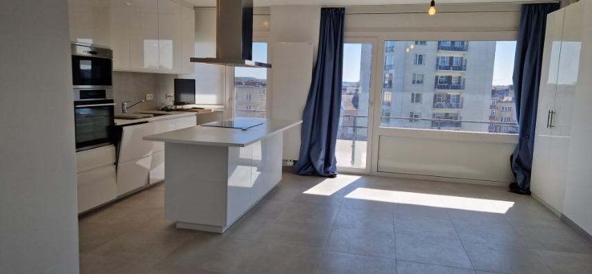 Volledig vernieuwd APPARTEMENT op de 4de verdieping met 2 slaapkamers, ondergrondse kelder en garage in het hoofdgebouw foto 7