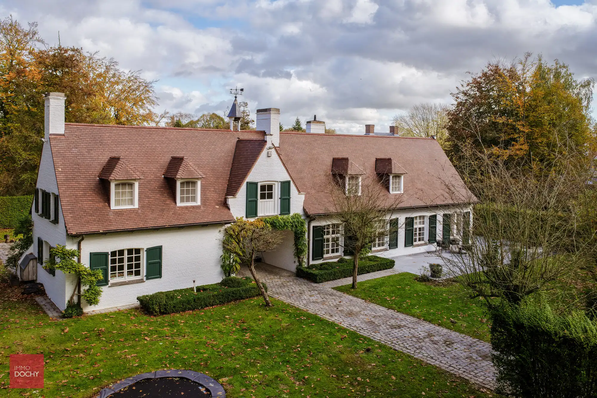 Hoofdfoto van de publicatie: Instapklare ruime villa in residentiële buurt