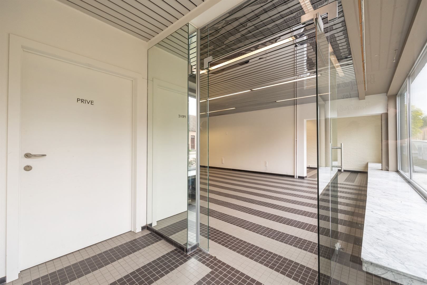 Kantoor met grote vitrine en duplex appartement foto 5