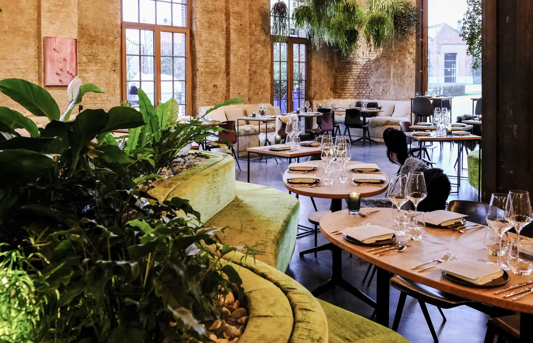 Horecapand met terras aan Park Spoor Noord foto 2