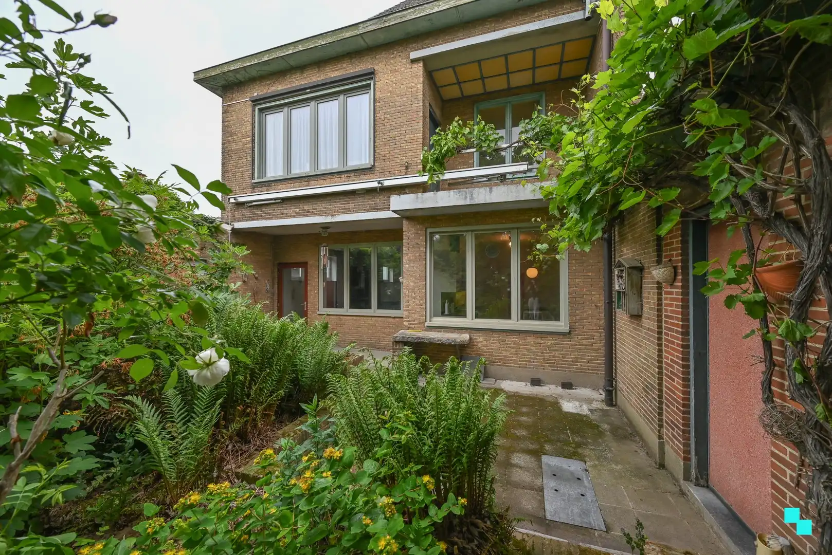 Kleurrijke kubistische burgerwoning in hartje Izegem foto 14