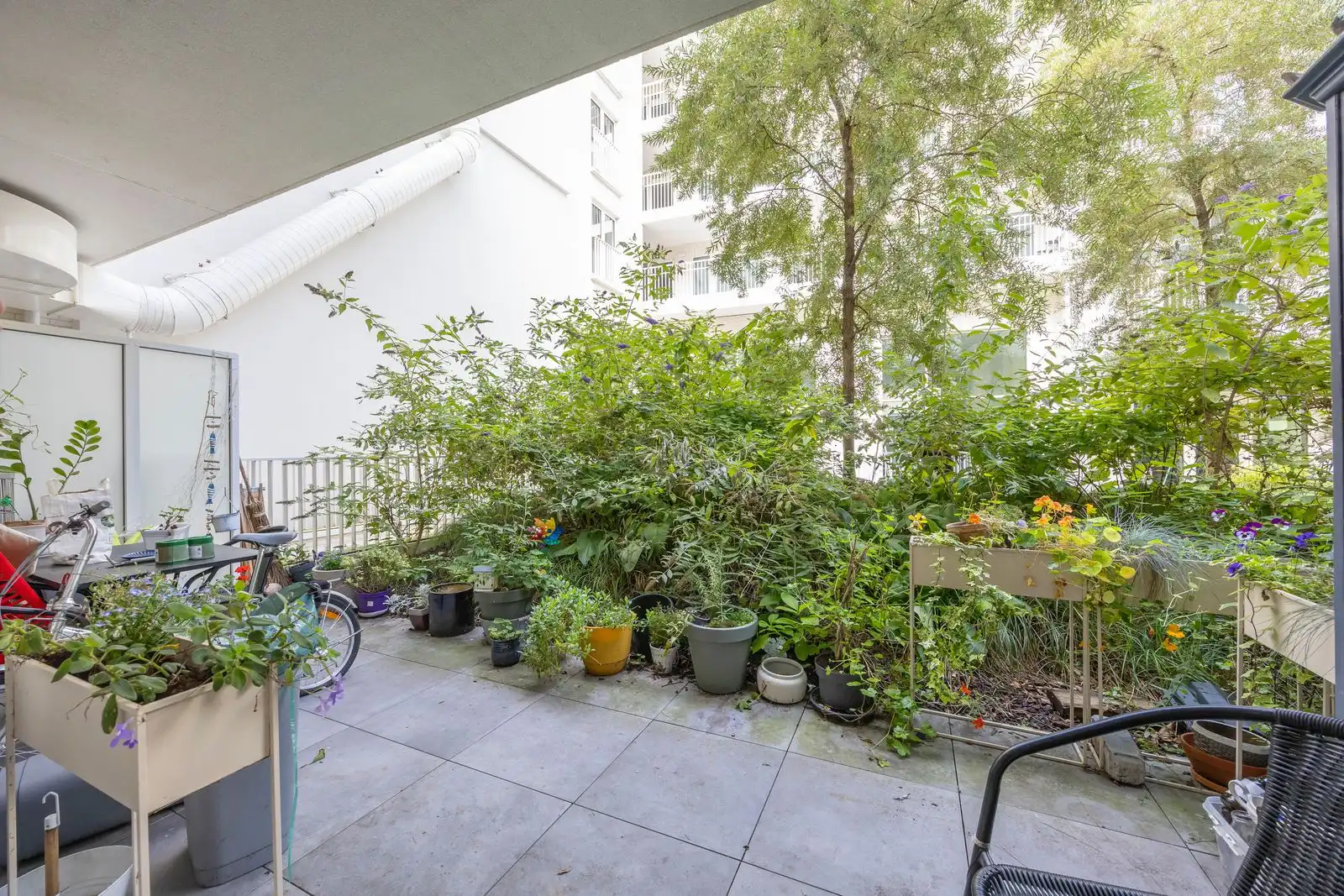 Instapklare serviceflat met 1 slaapkamer en terras op het gelijkvloers van een recente residentie in centrum Oostende. foto 3