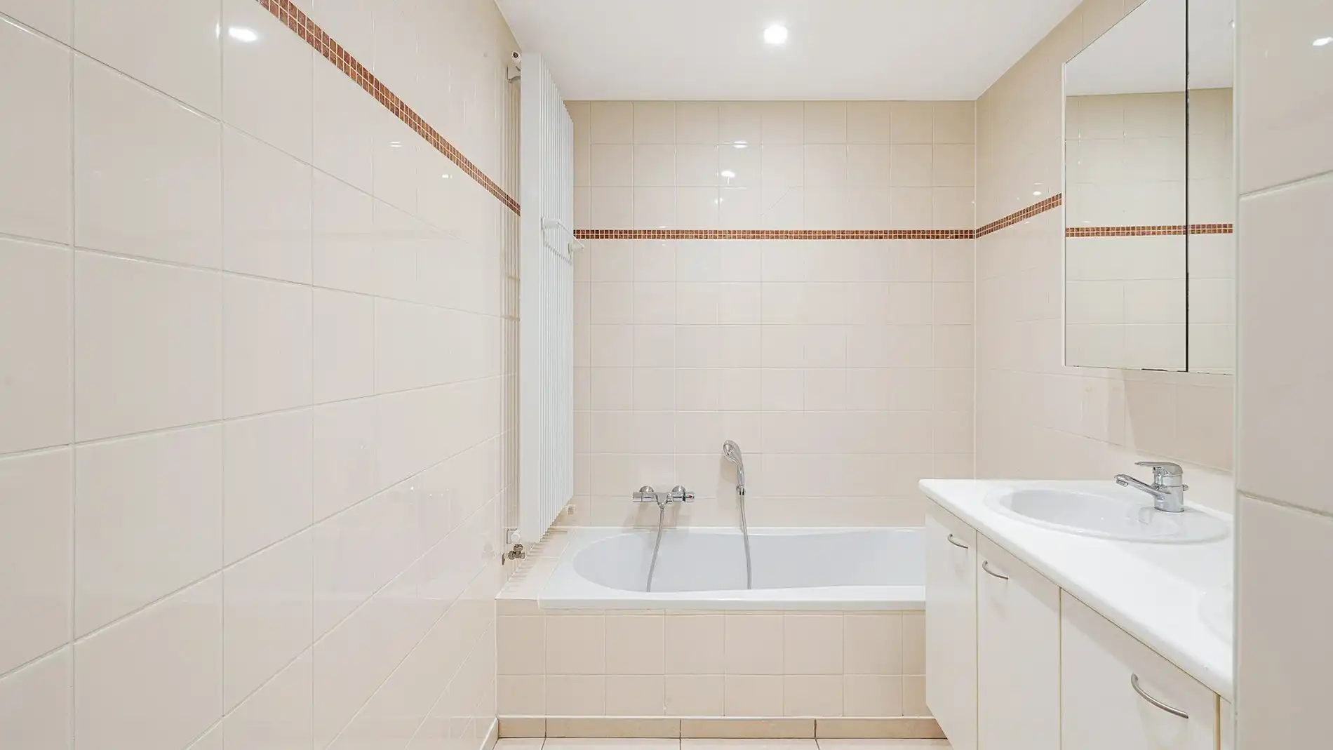 Instapklaar appartement met 2 kamers en zonneterras foto 13