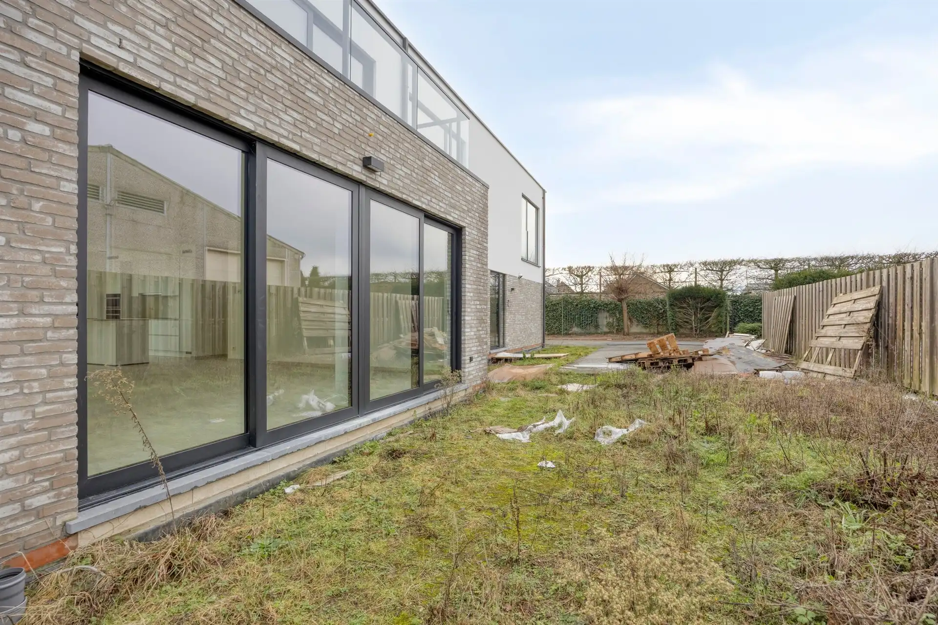 Commercieel gelegen, nieuwbouw praktijkruimte met wachtzaal en private parking! foto 7