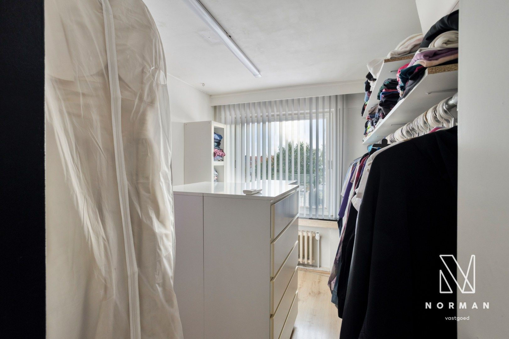 Duplex te koop in het centrum van Kuurne met 3 slaapkamers en een groot zongericht terras met tuinhuis.  foto 24