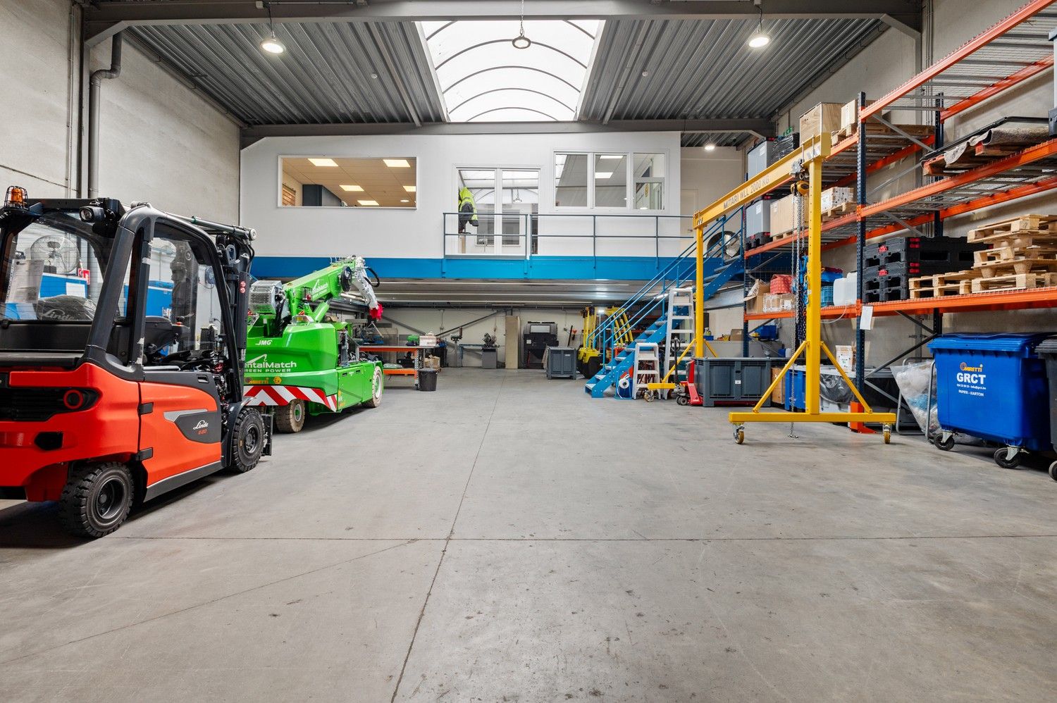 Functioneel magazijn met kantoorruimte en parkeergelegenheid op toplocatie! foto {{pictureIndex}}