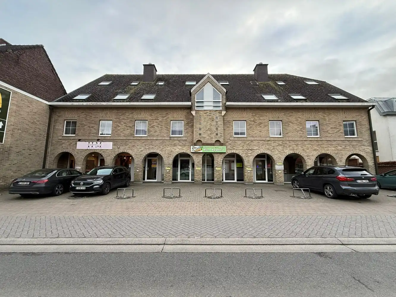 GELIJKVLOERS APP. MET 2 SLAAPKAMERS BRUSSELSESTEENWEG MELLE foto {{pictureIndex}}