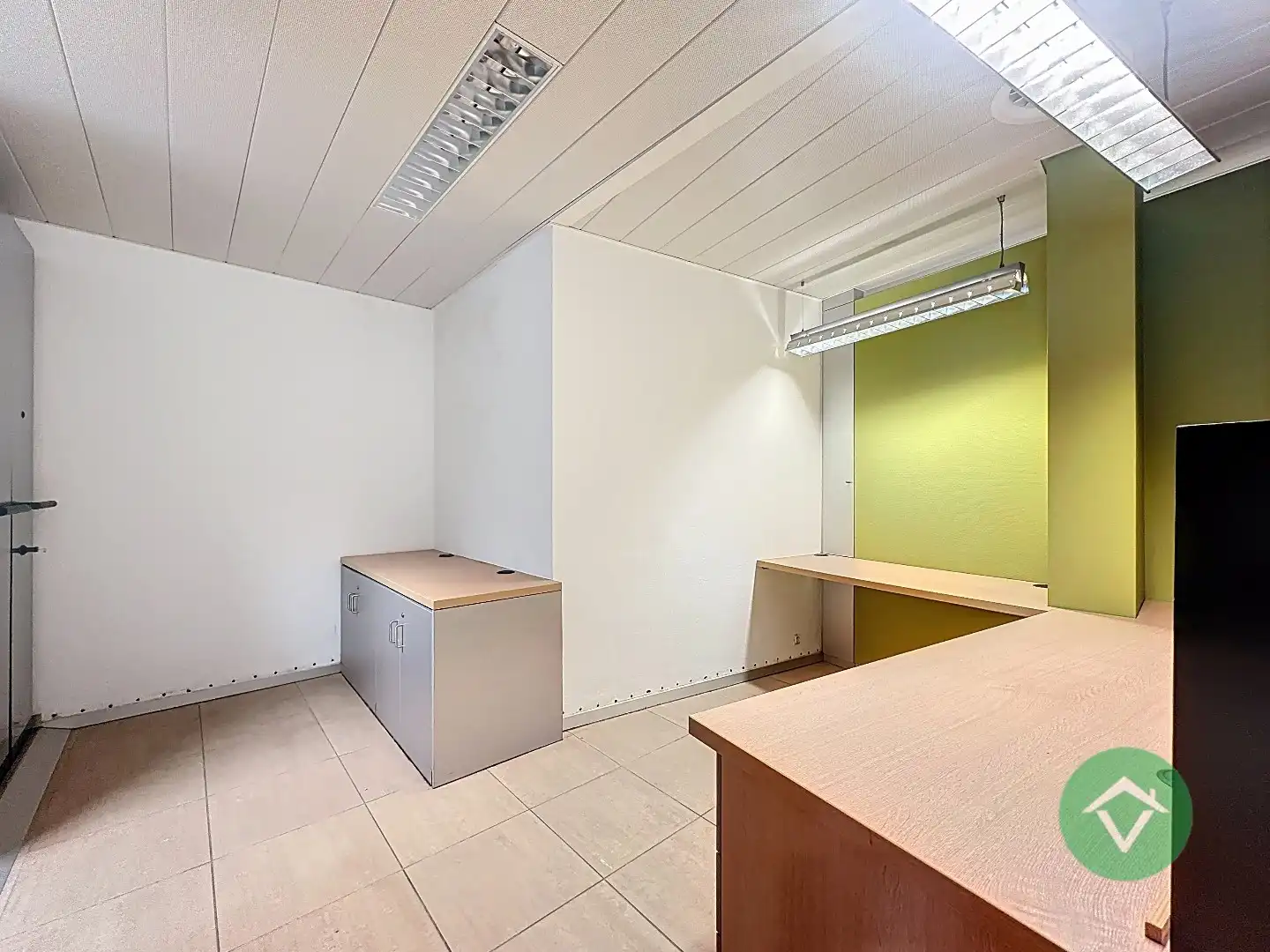 Commerciële toplocatie in Vleteren met burelen, vergaderruimtes en parking foto 11