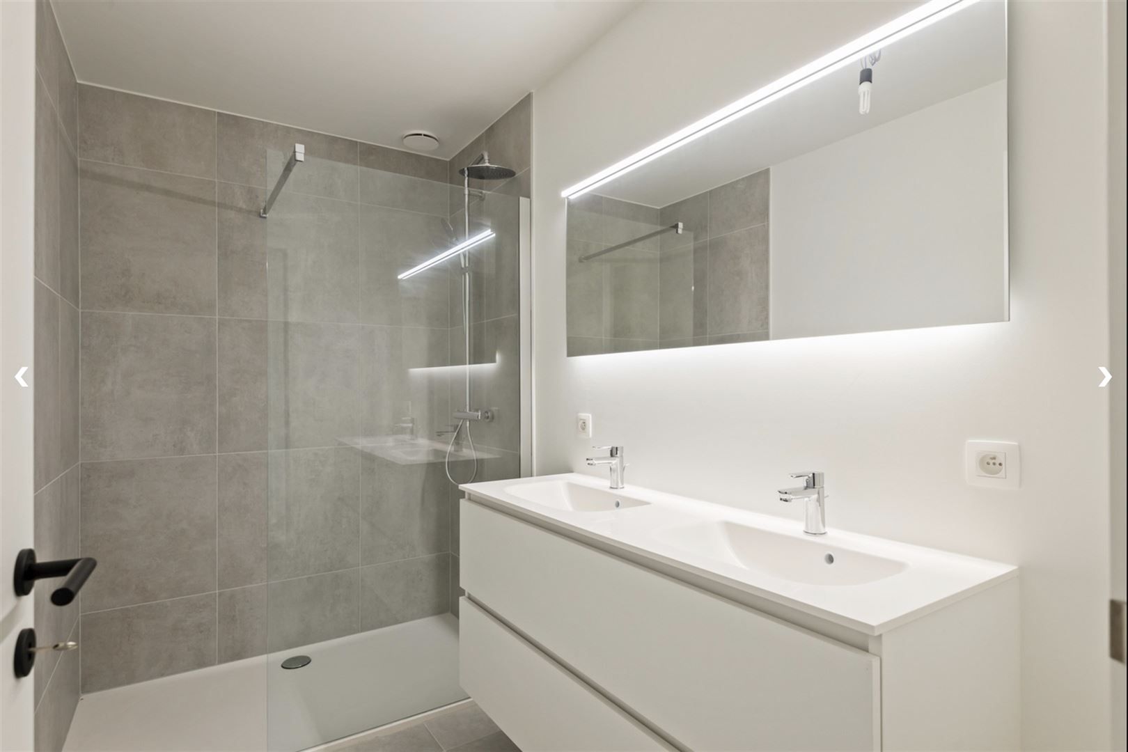 Instapklaar 2-slaapkamerappartement met carport foto 9