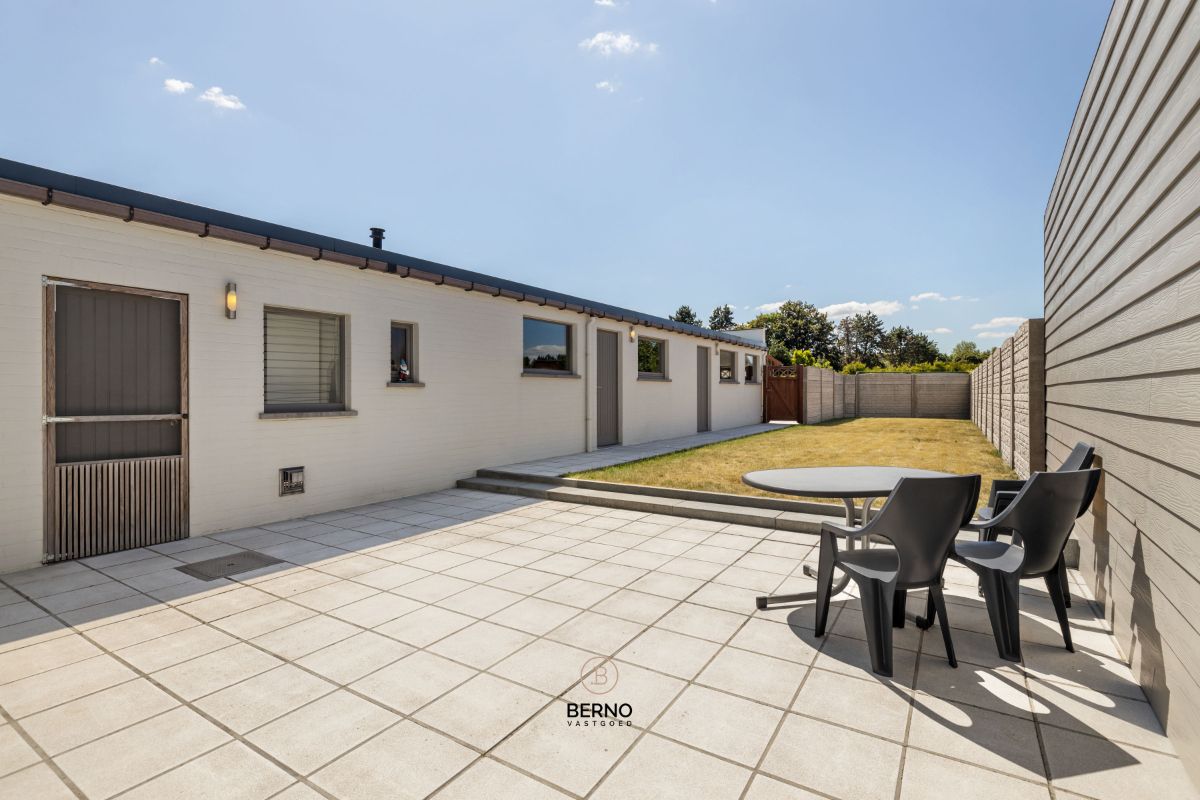 Instapklare rijwoning met 3 slaapkamers, ruime garage en zongerichte tuin. foto 24