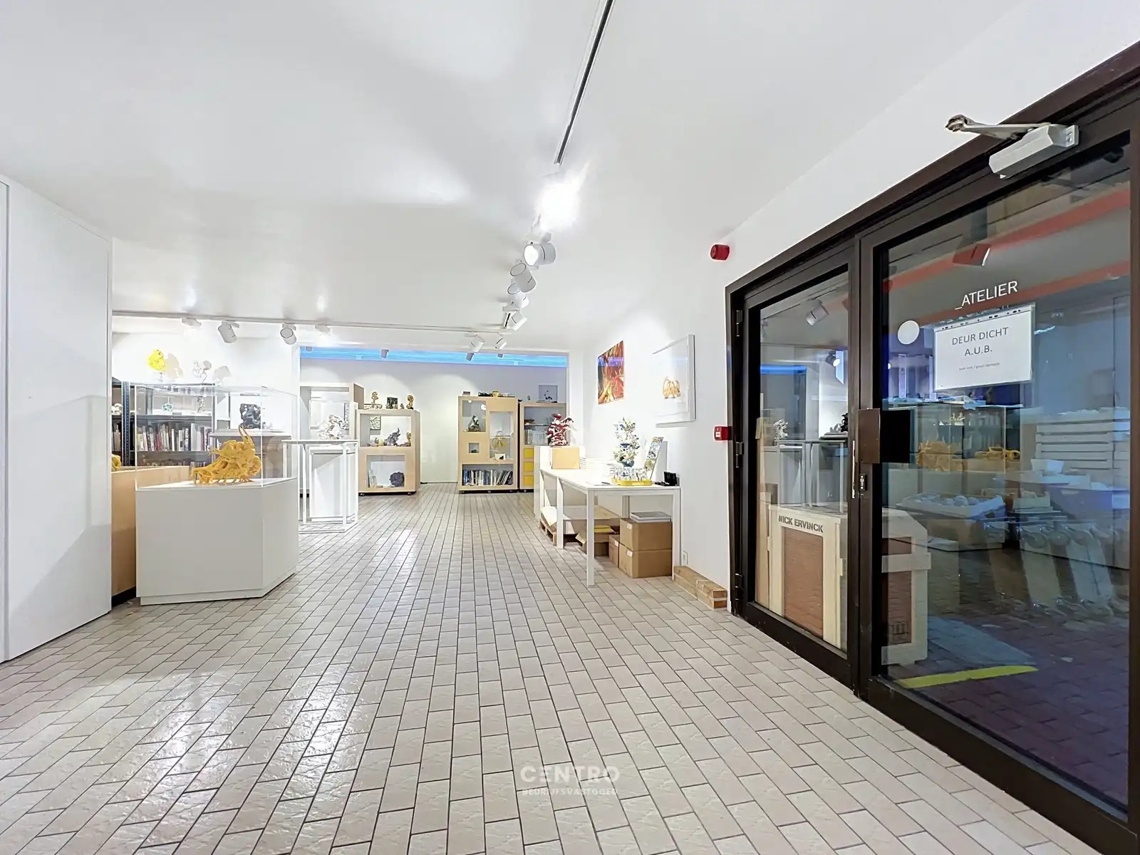 Ruimtelijk magazijn met toonzaal, kantoor en woonst te Lichtervelde, ideaal voor wonen én werken op een perceel van 1.002m²! foto 9