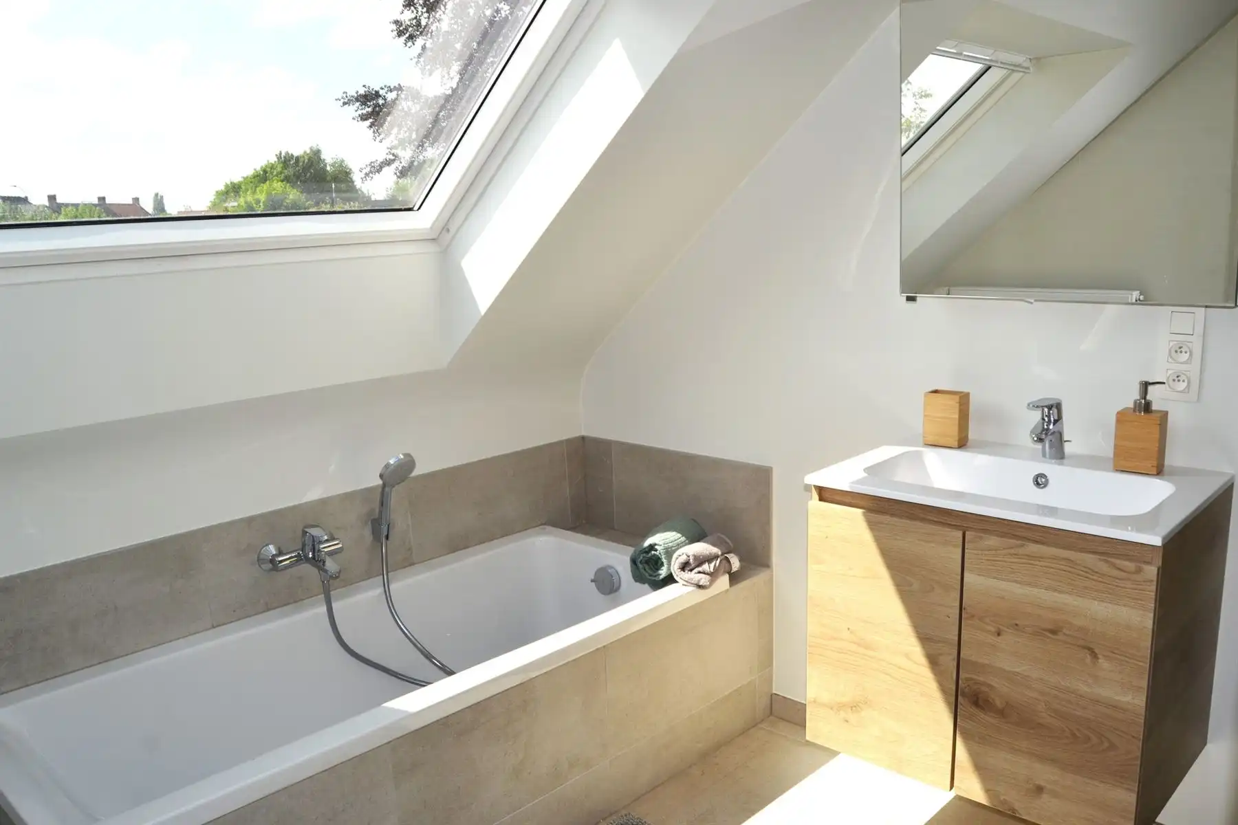 ruime halfopen bebouwing met drie slaapkamers foto 4