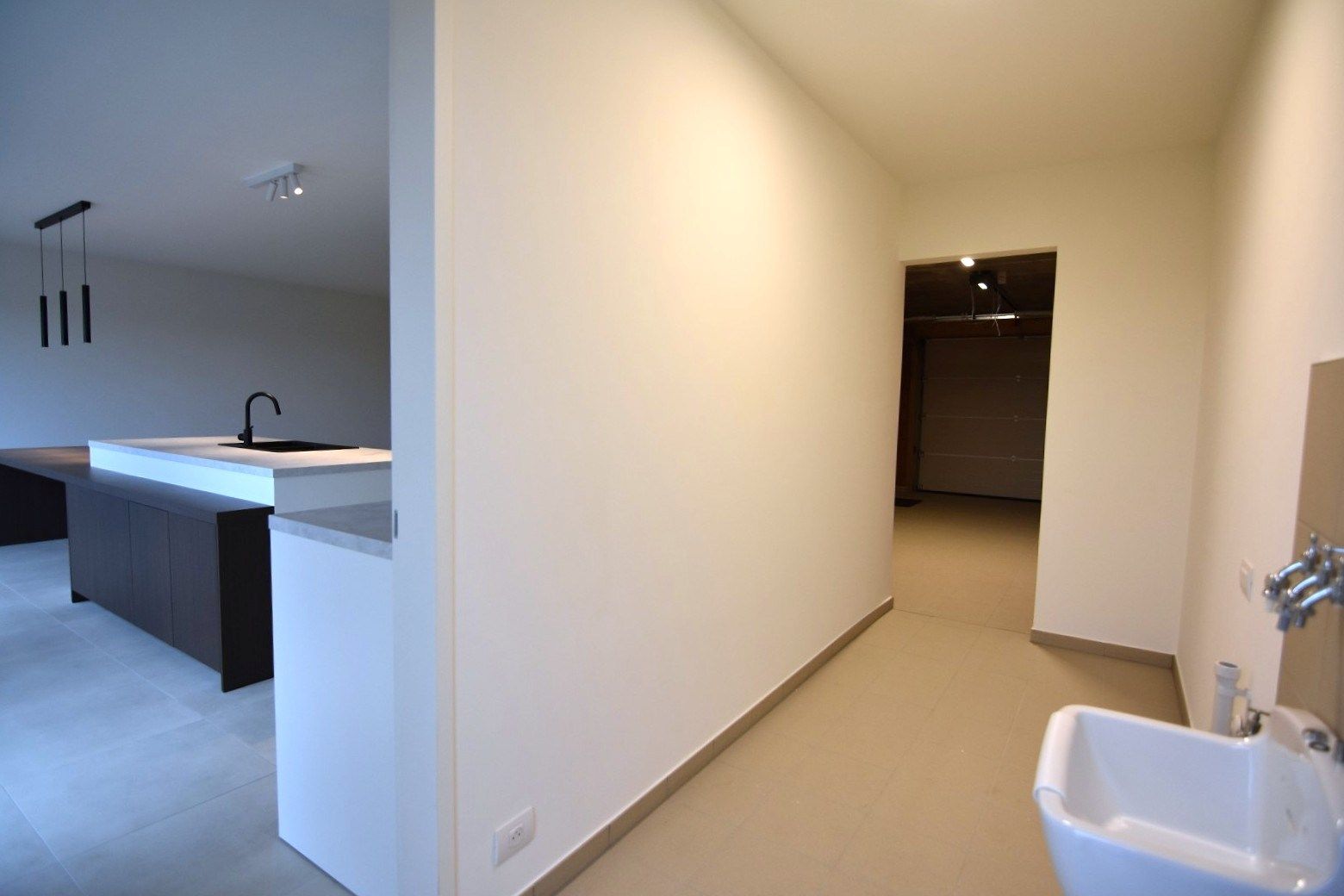 Prachtig afgewerkte nieuwbouw woning in leuke woonwijk foto 14