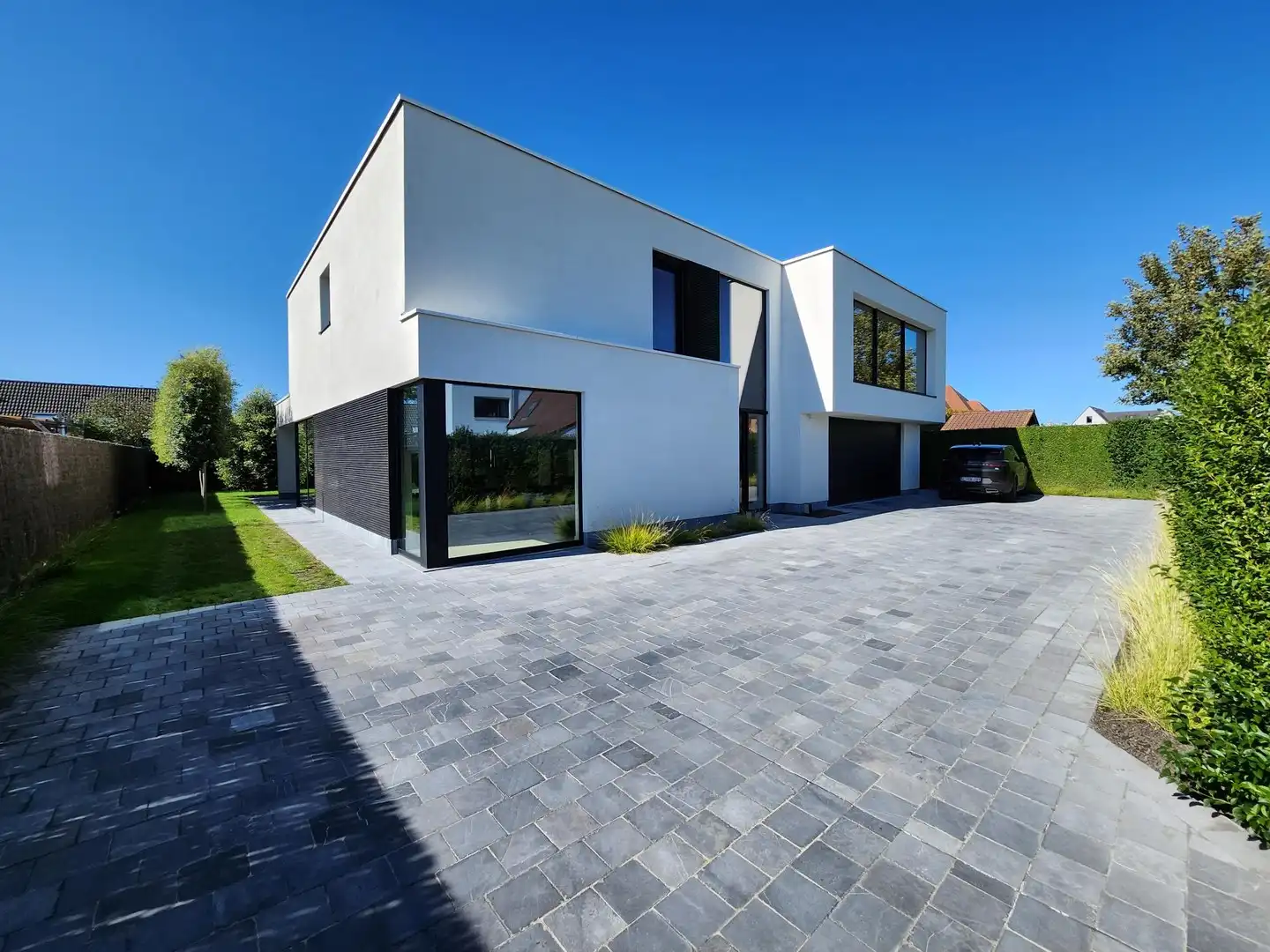 Recente alleenstaande villa centraal gelegen vlakbij het centrum van Knokke. foto {{pictureIndex}}