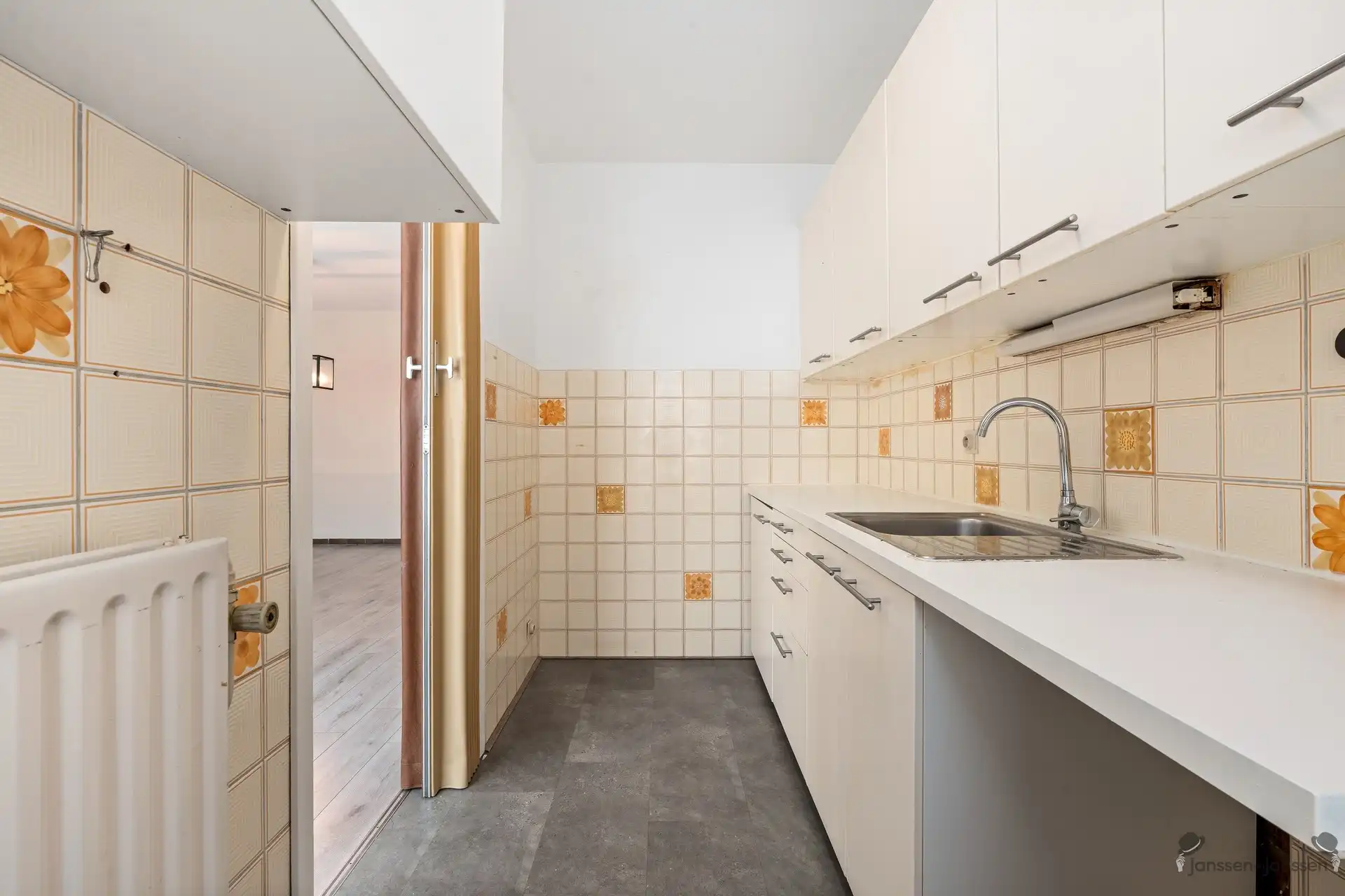 Op te frissen gelijkvloersappartement met 3 slpk's, tuin en garage foto 8