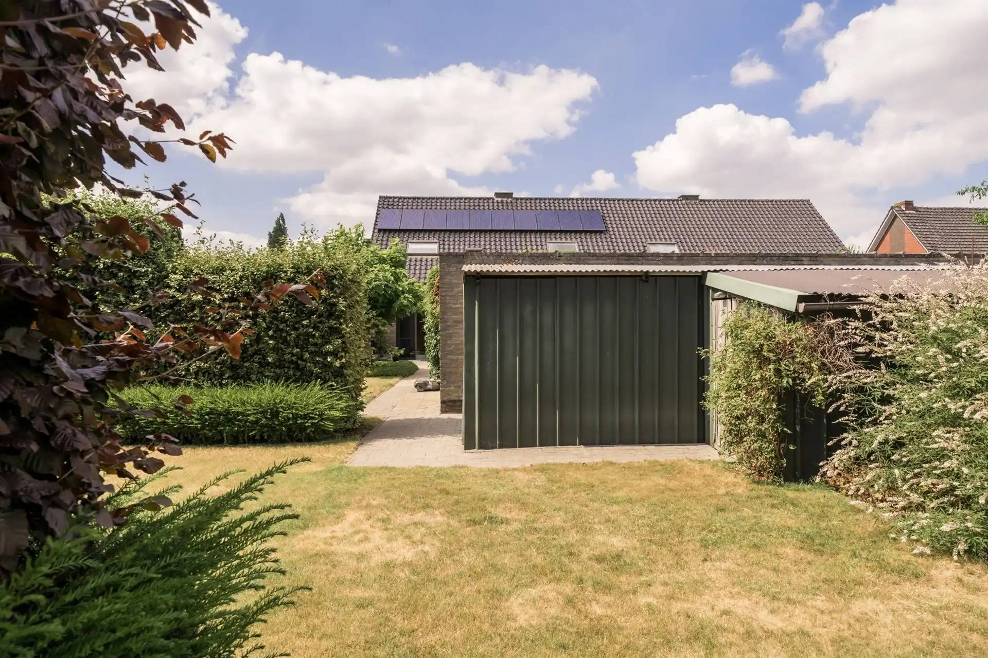 Ruime halfopen bebouwing  met 5 slaapkamers, tuin en garage. foto 27