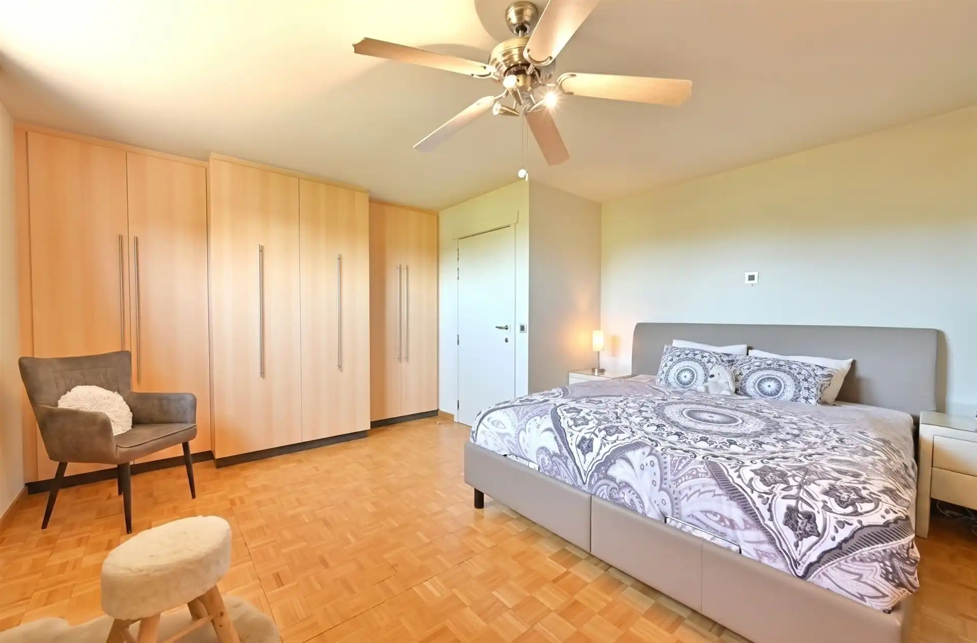 Prachtige Villa woning met 4 slaapkamers, nieuwe keuken en badkamer, dubbele garage met zuidgerichte tuin foto 12